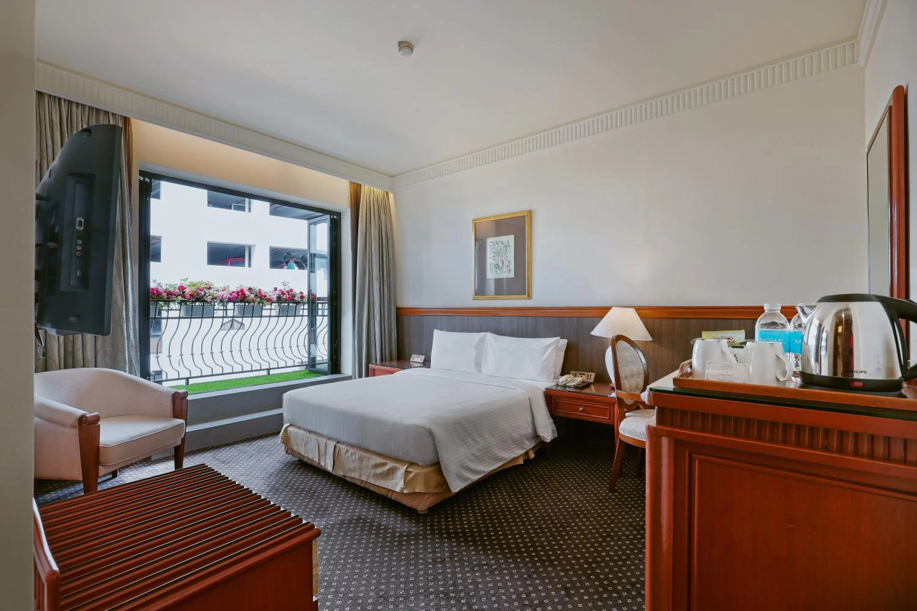 Photo of the whole room, Bed in The Jesselton Hotel