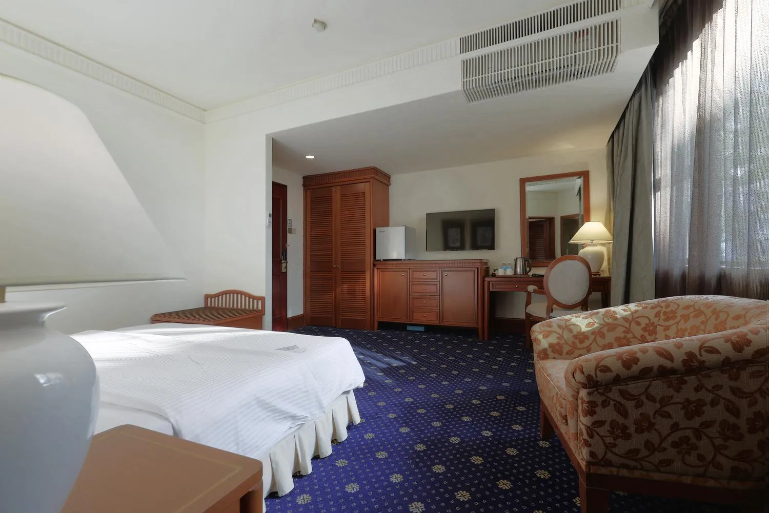 View (from property/room), Bed in The Jesselton Hotel