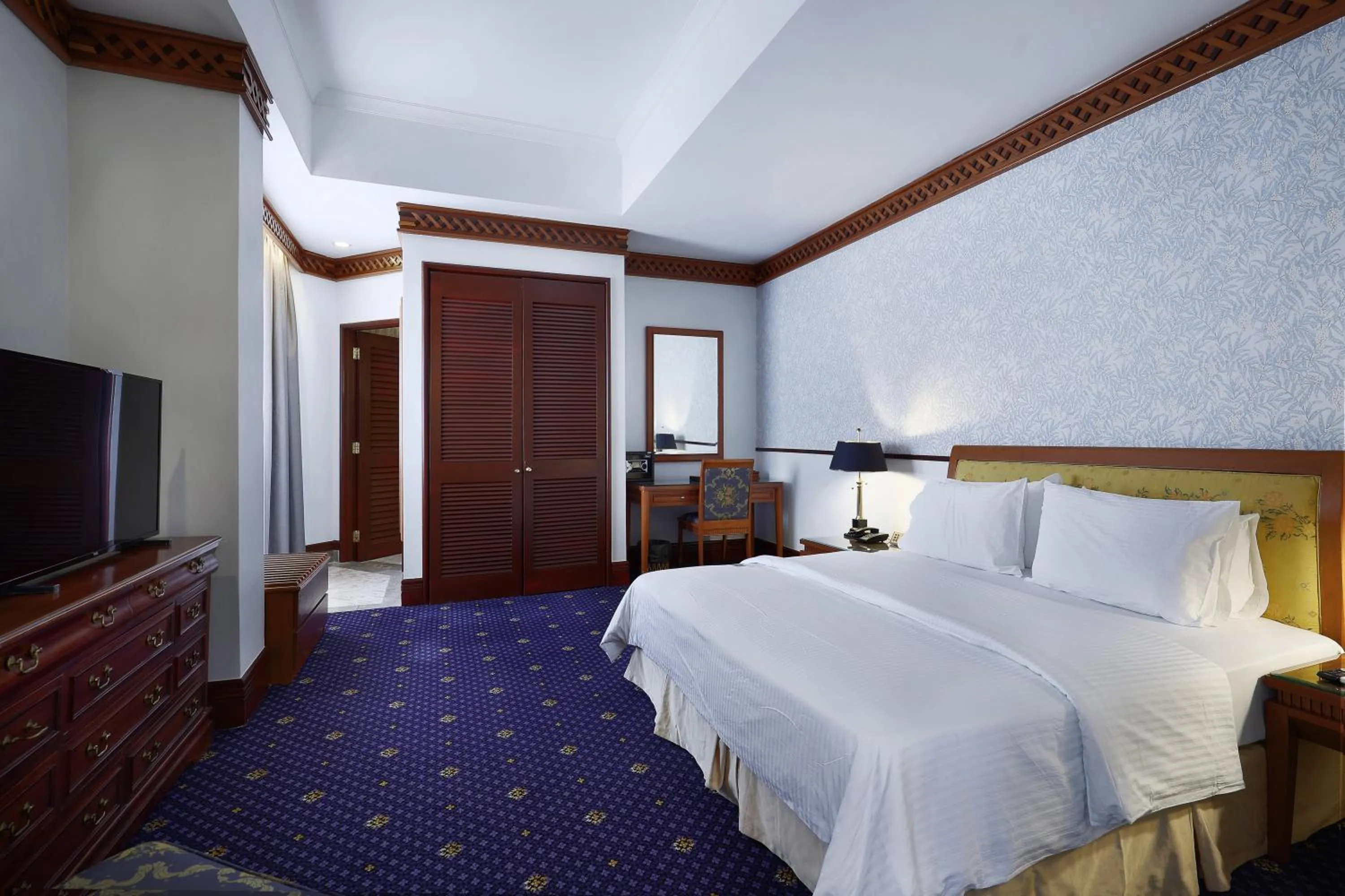 Photo of the whole room, Bed in The Jesselton Hotel