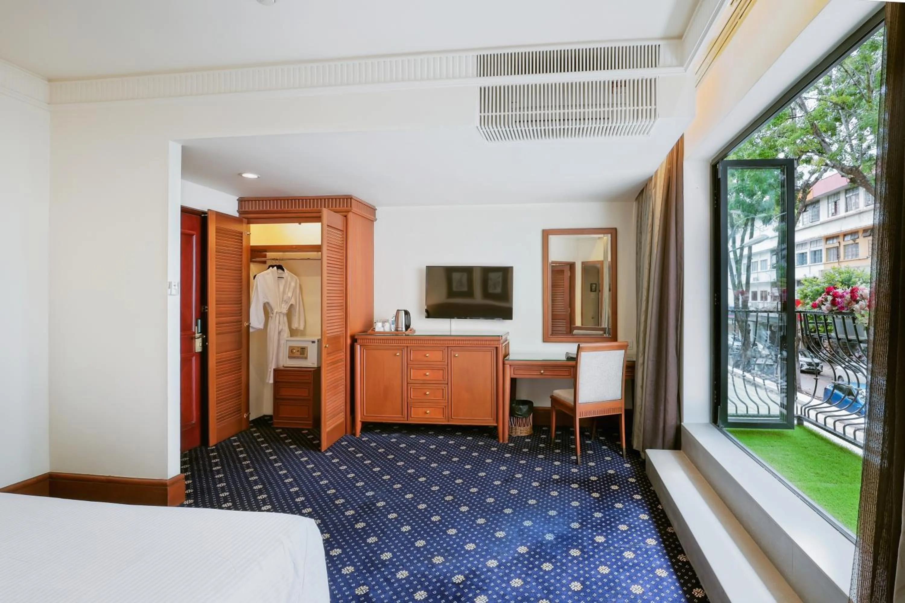 Photo of the whole room, Bed in The Jesselton Hotel