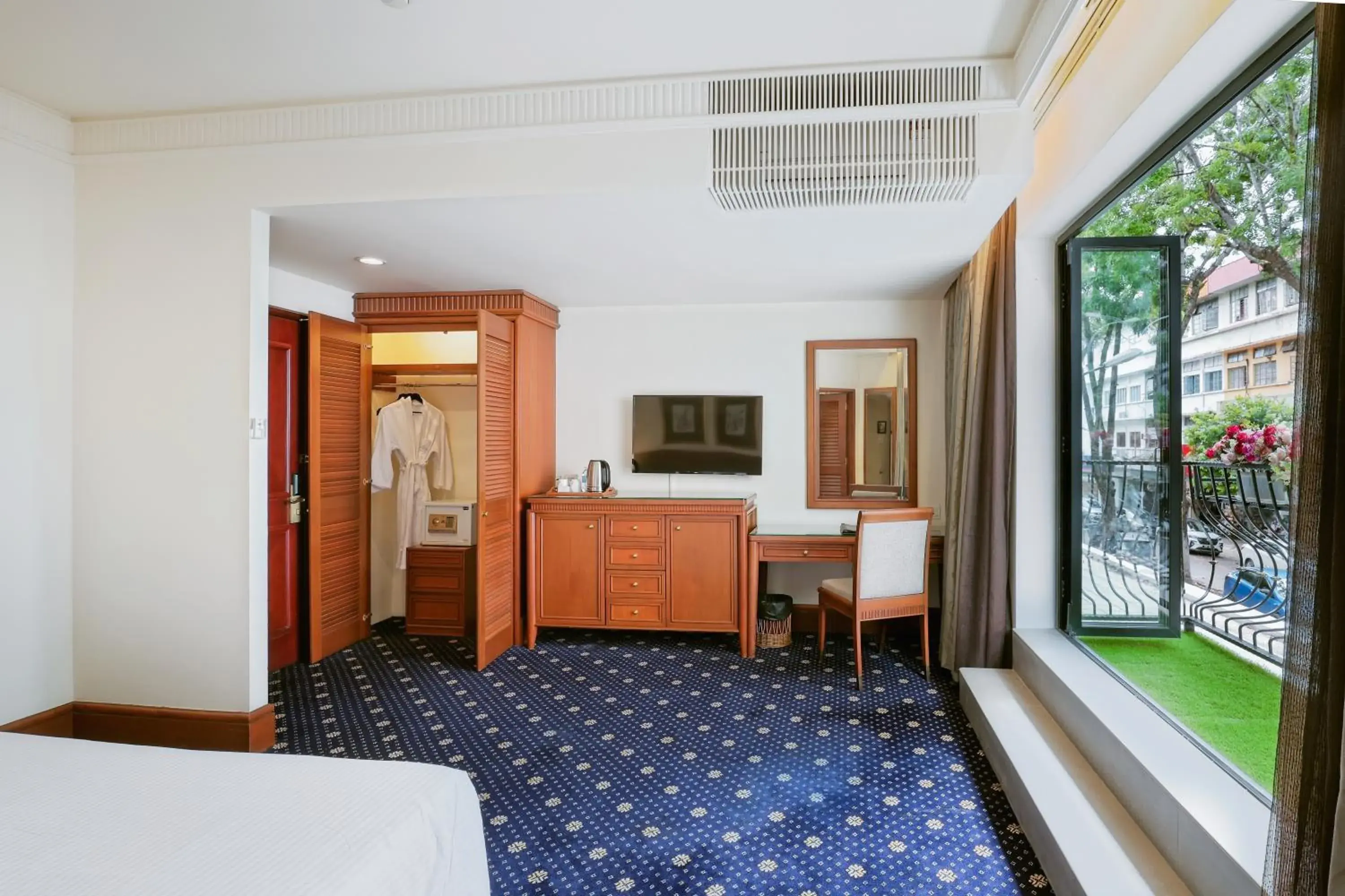 Deluxe King With Balcony in The Jesselton Hotel Deluxe King With Balcony in The Jesselton Hotel