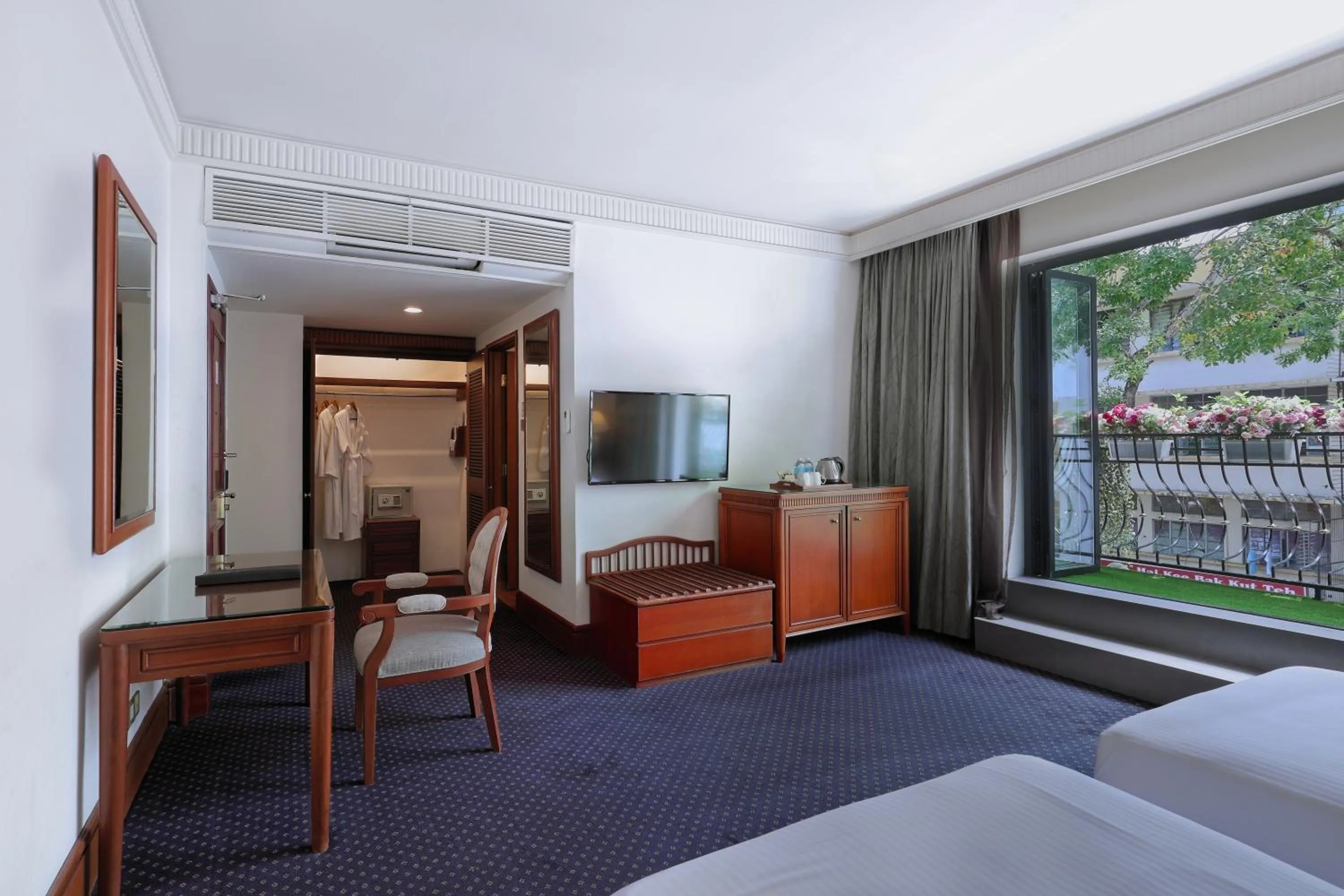 Photo of the whole room, Bed in The Jesselton Hotel