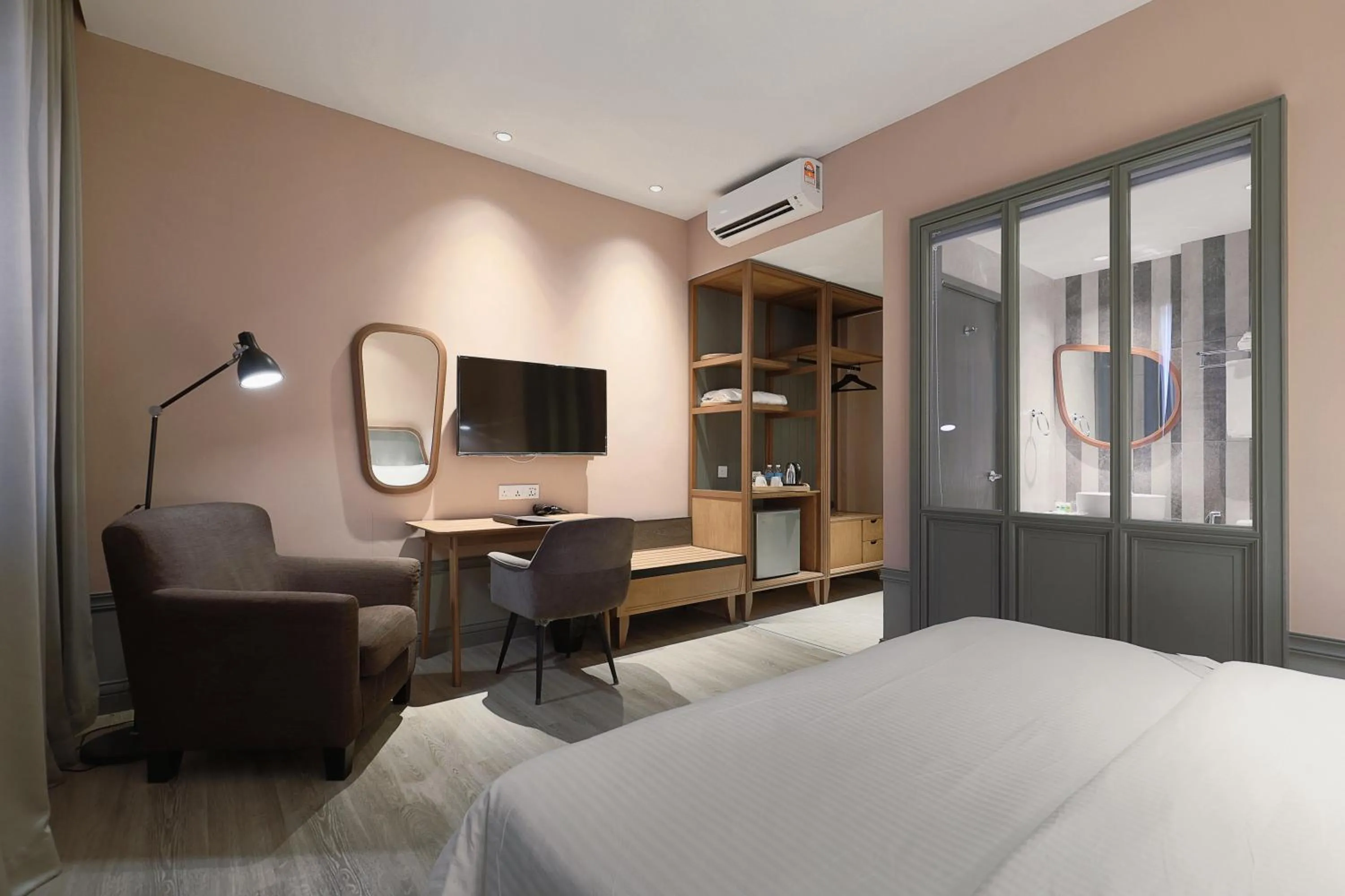 Photo of the whole room, Bed in The Jesselton Hotel