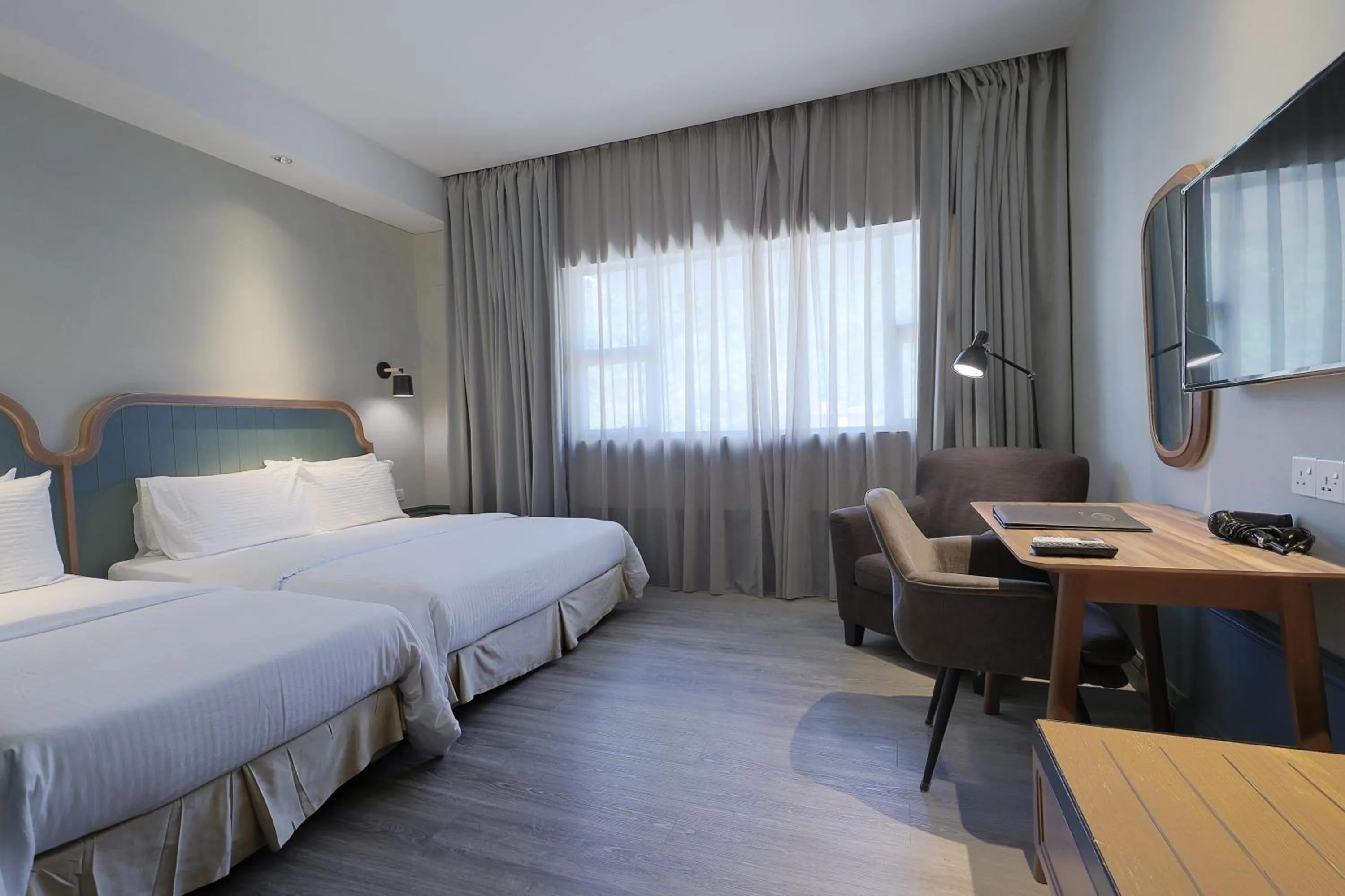 Photo of the whole room, Bed in The Jesselton Hotel