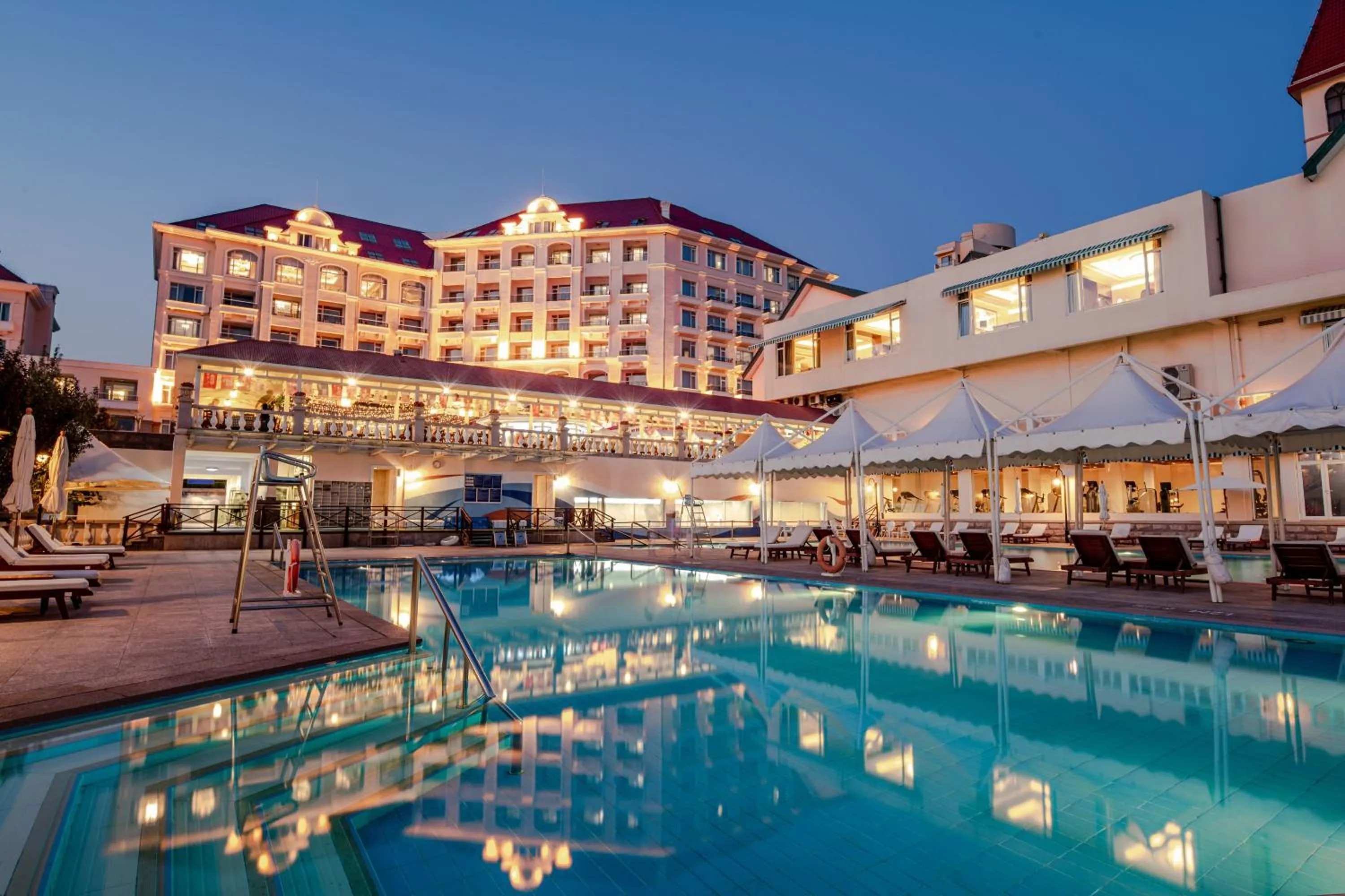 Pool view in Qingdao Seaview Garden Hotel