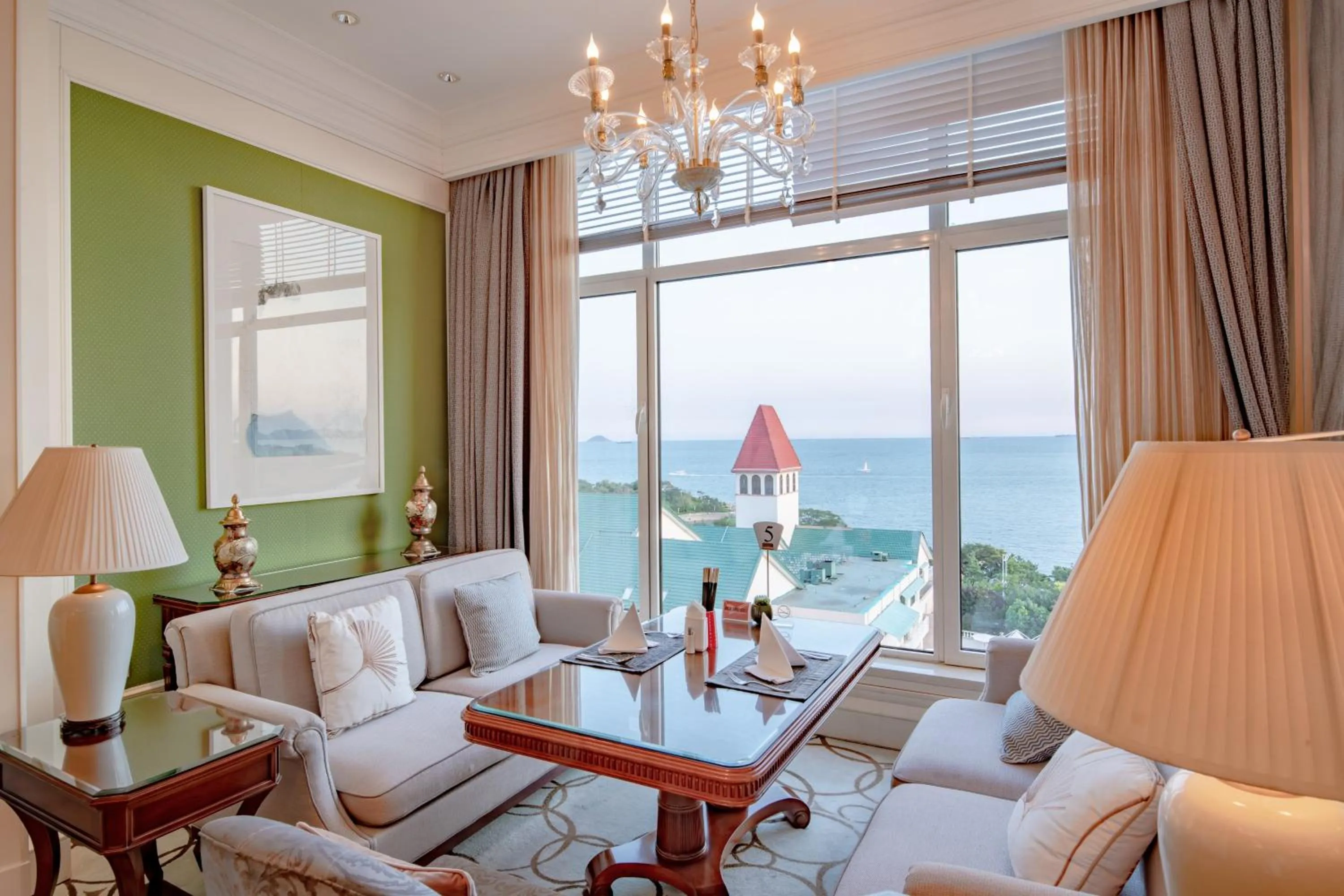 Seating area in Qingdao Seaview Garden Hotel