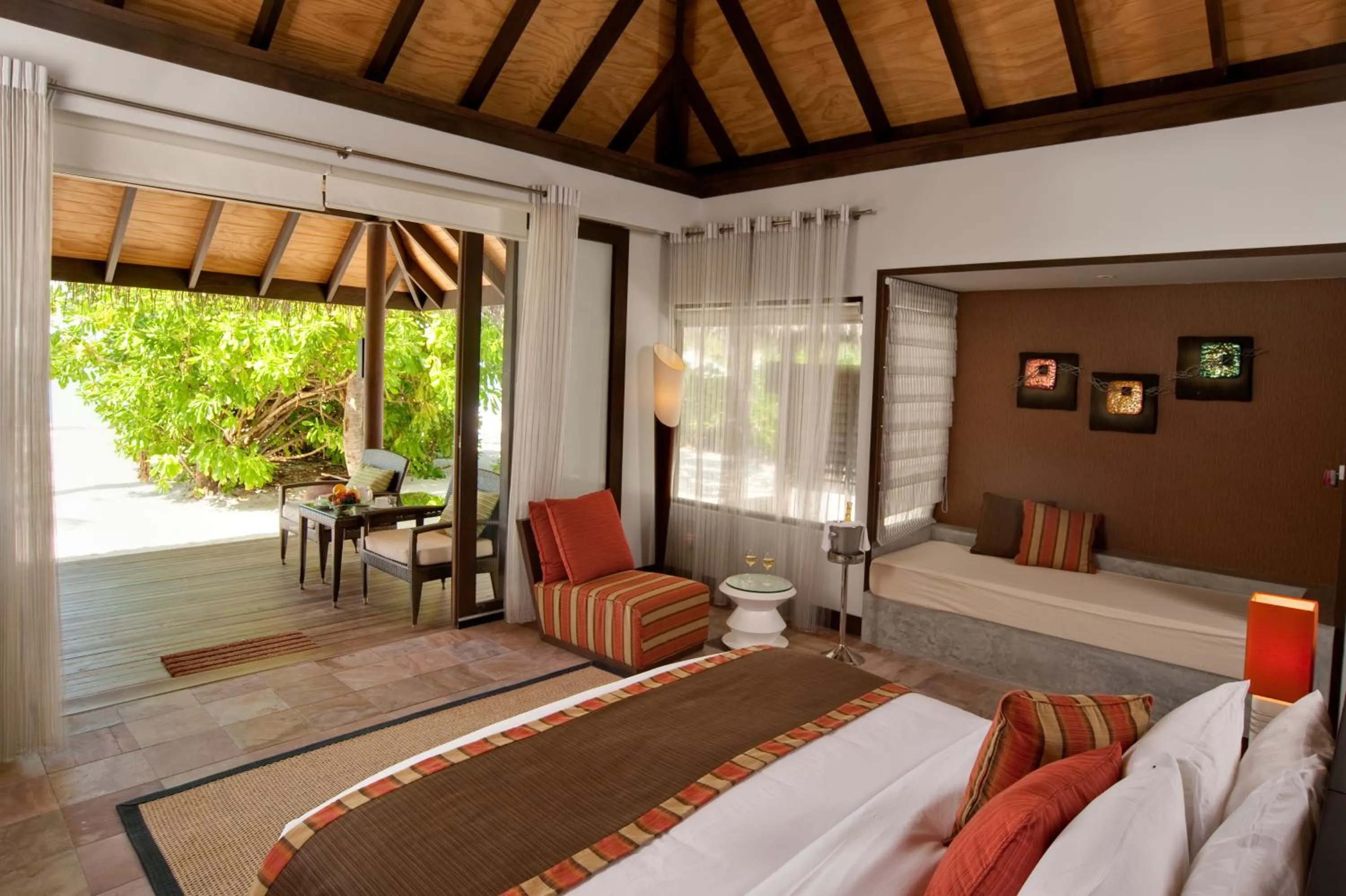 Photo of the whole room, Bed in Velassaru Maldives