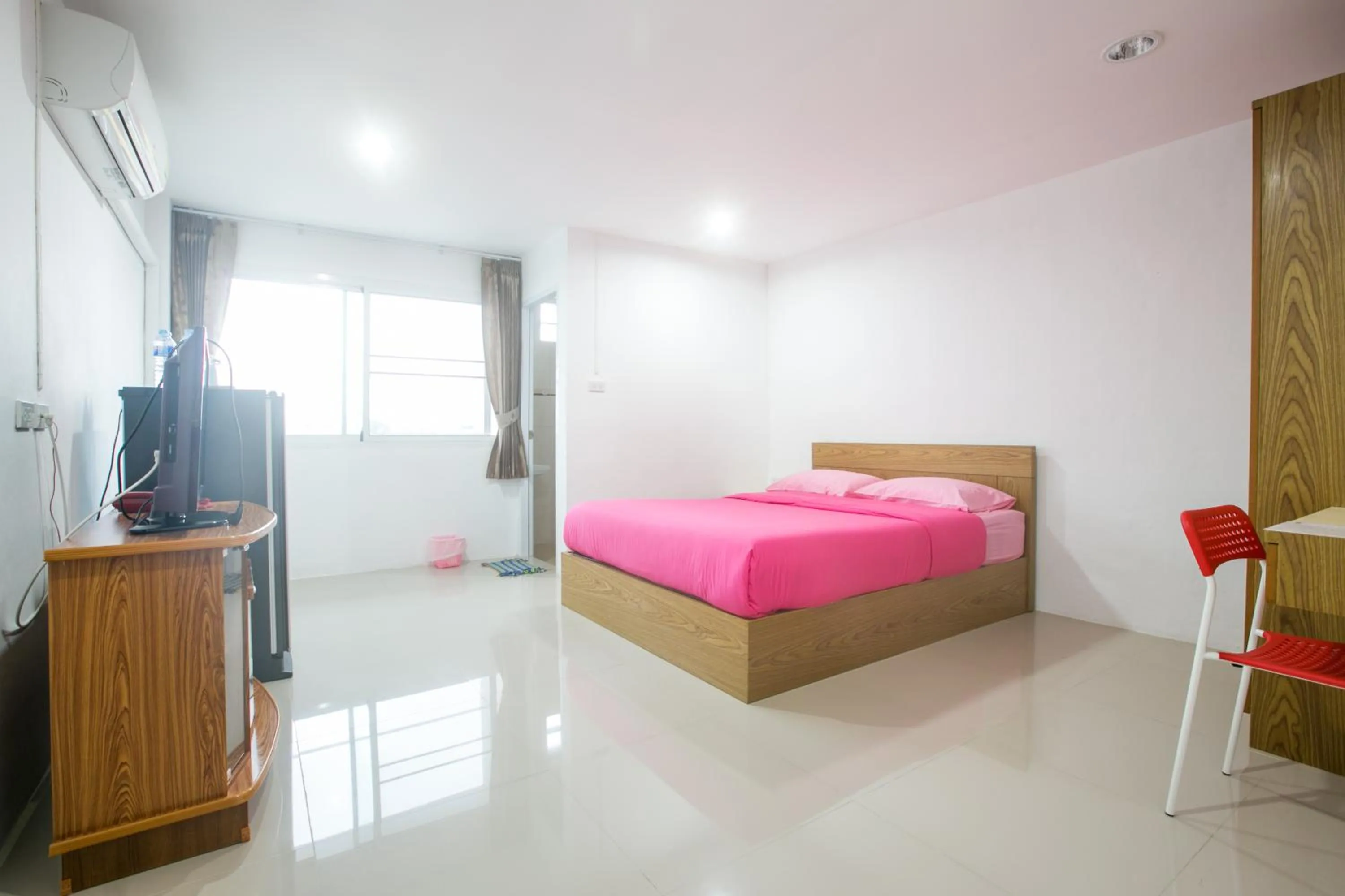 Property building, Bed in Chamnan Residence