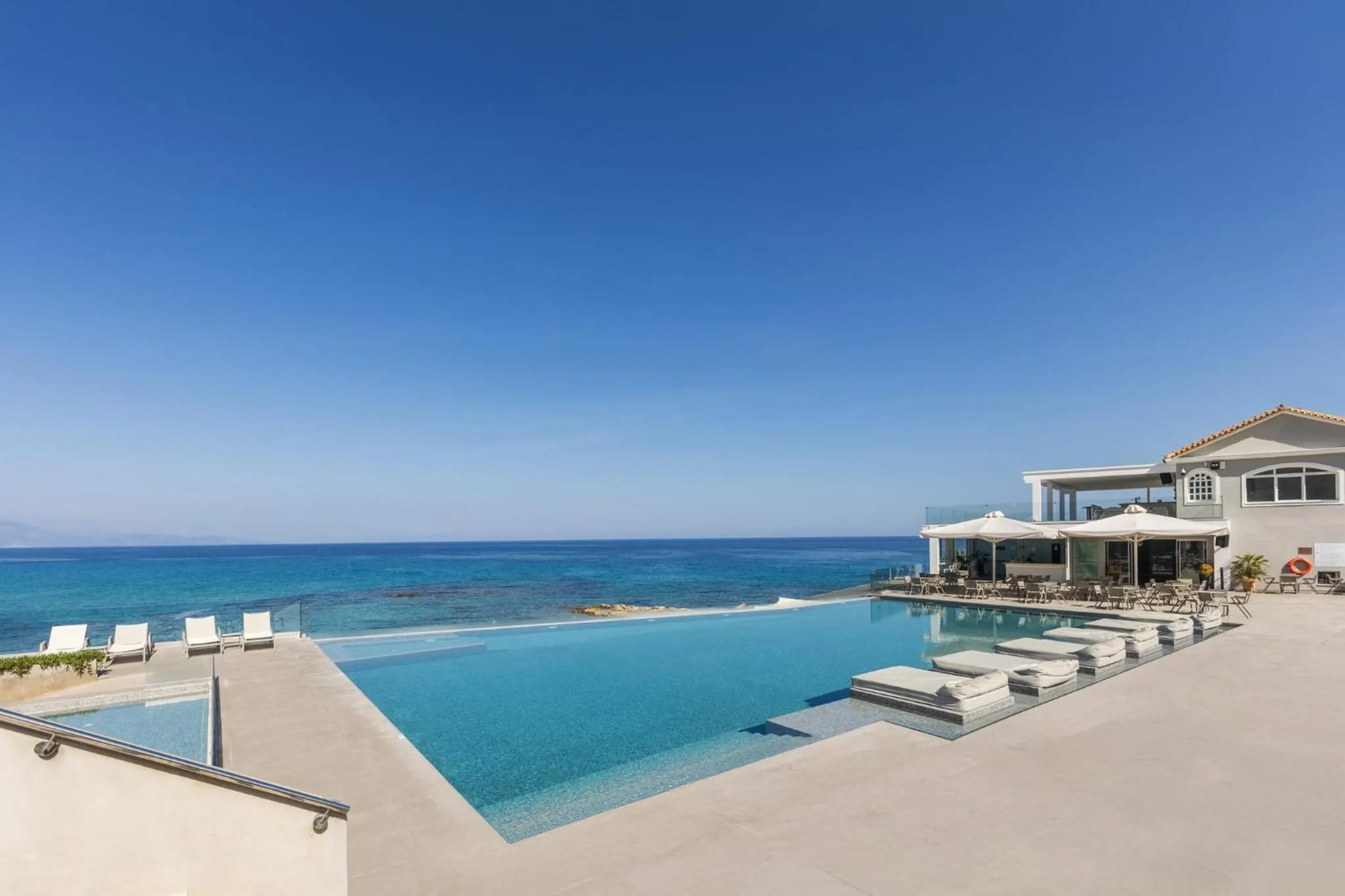 Property building in Alexandra Beach Resort & Spa