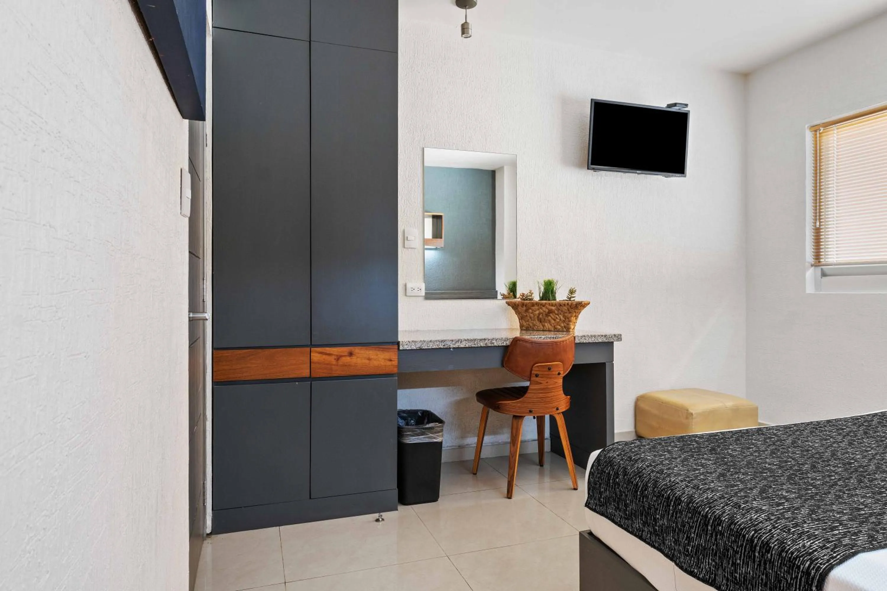 TV and multimedia, Bed in Homesuites Zaragoza