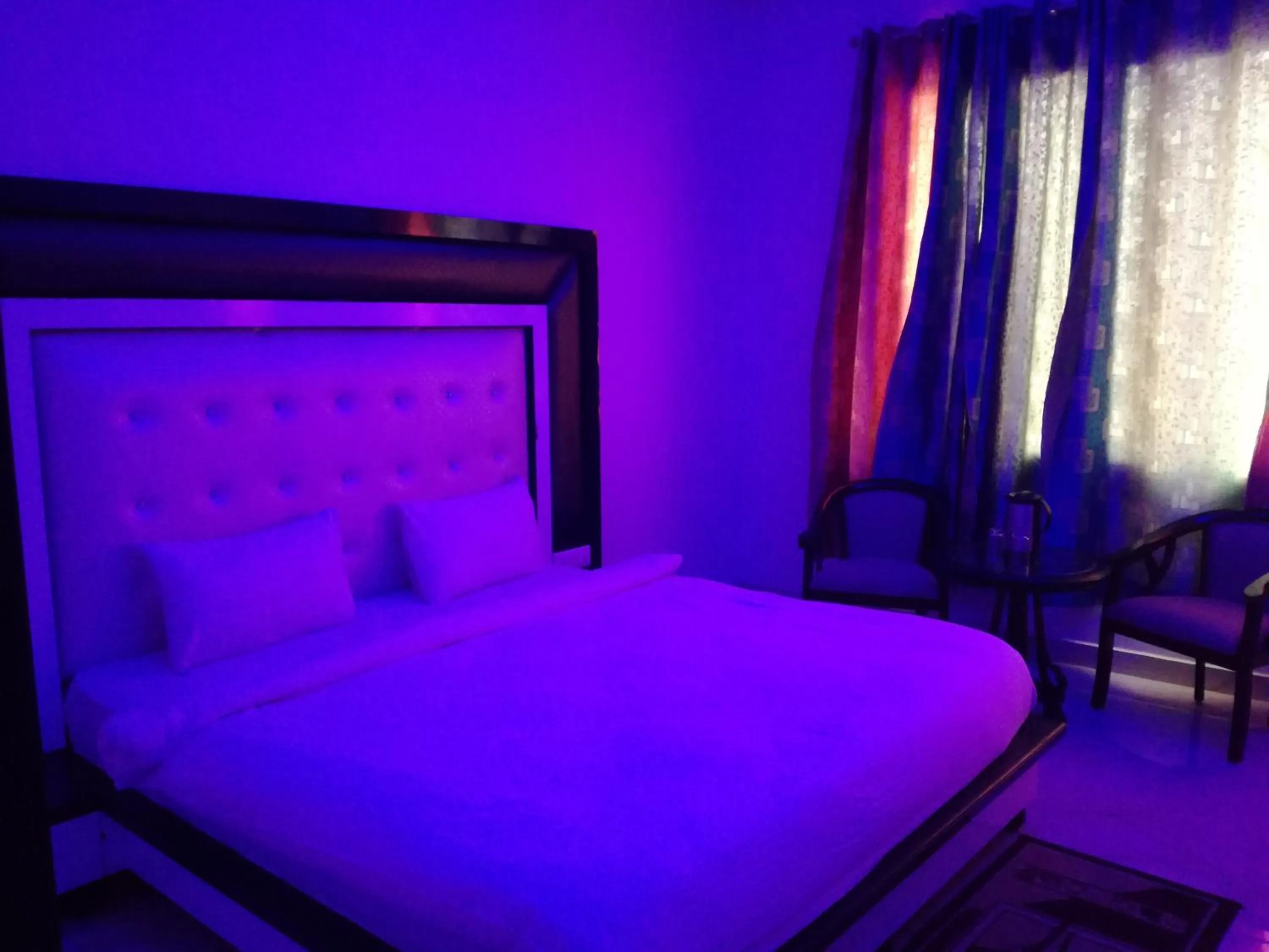 Bed in Hotel Dhanraj Palace