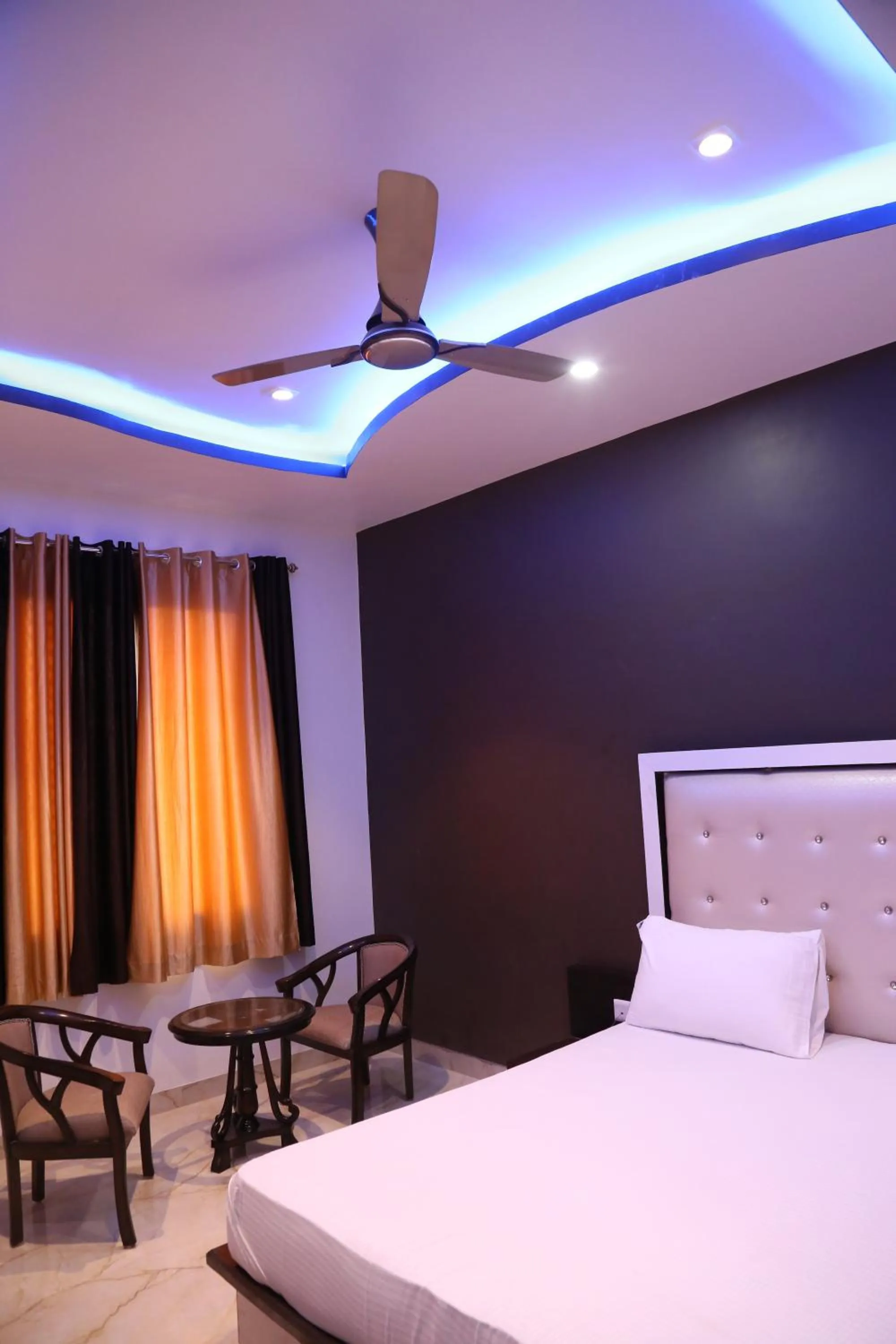 Bed in Hotel Dhanraj Palace