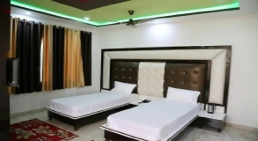 Bed in Hotel Dhanraj Palace