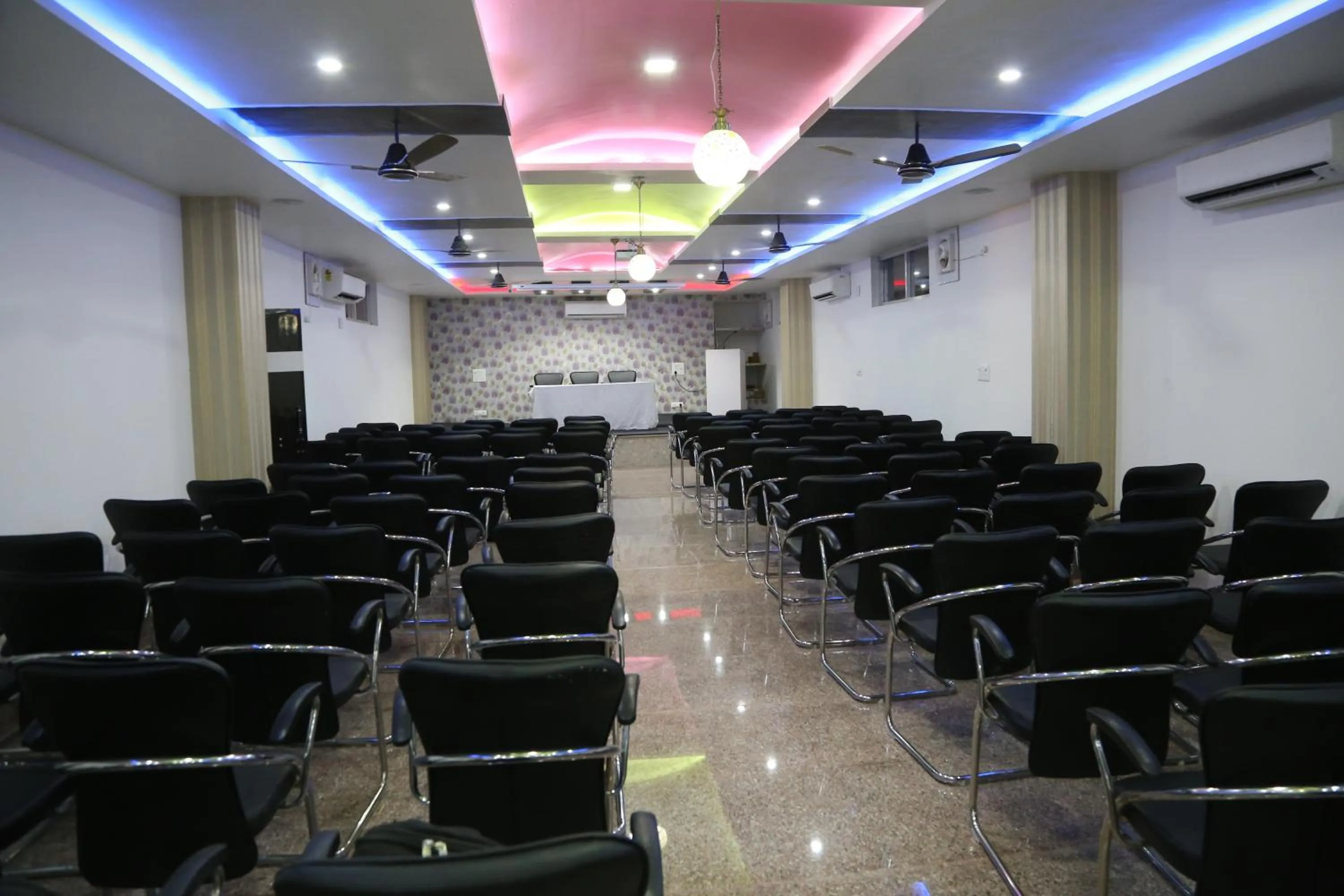 Hotel Dhanraj Palace