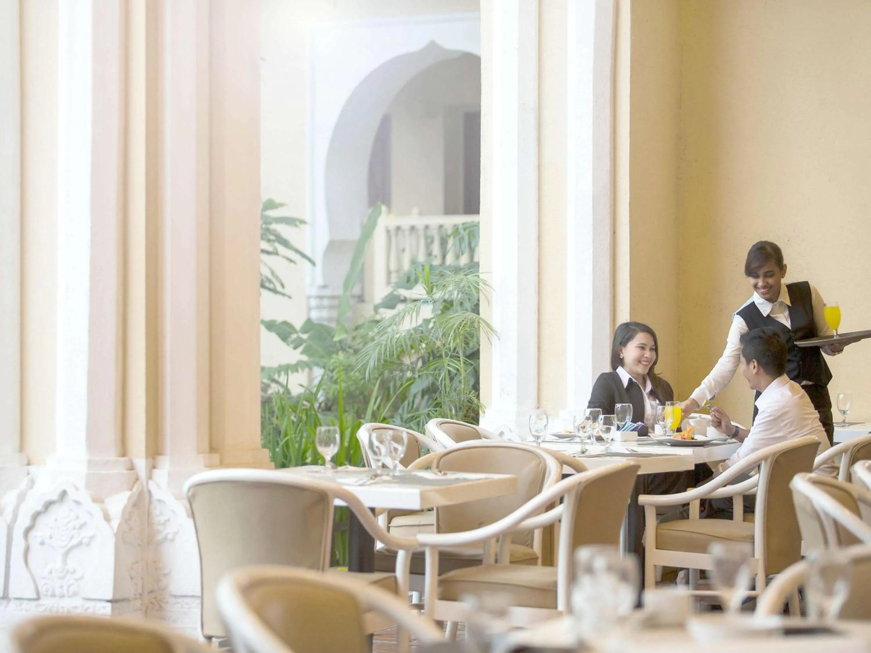 Restaurant/Places to Eat in Novotel Bukittinggi