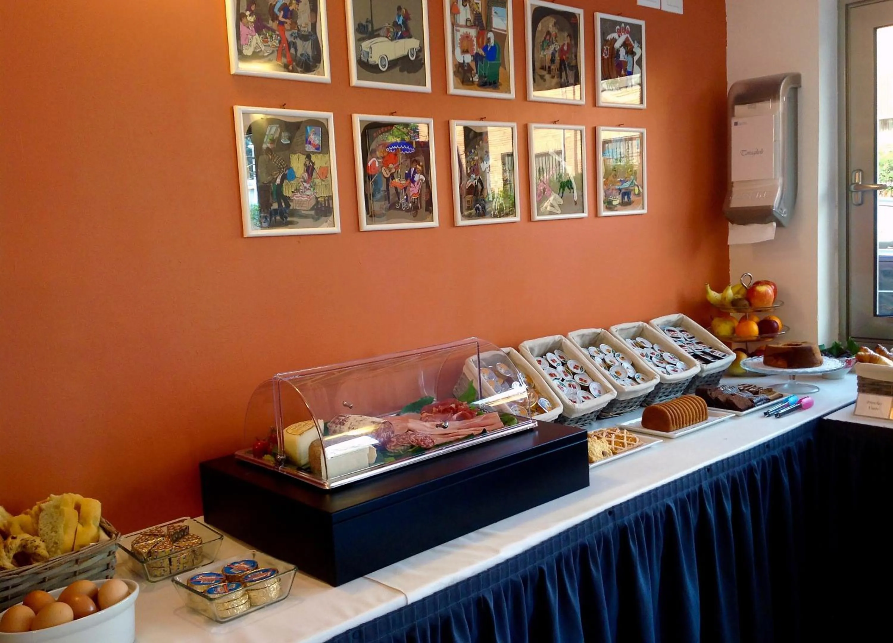 Restaurant/places to eat in Hotel Forum