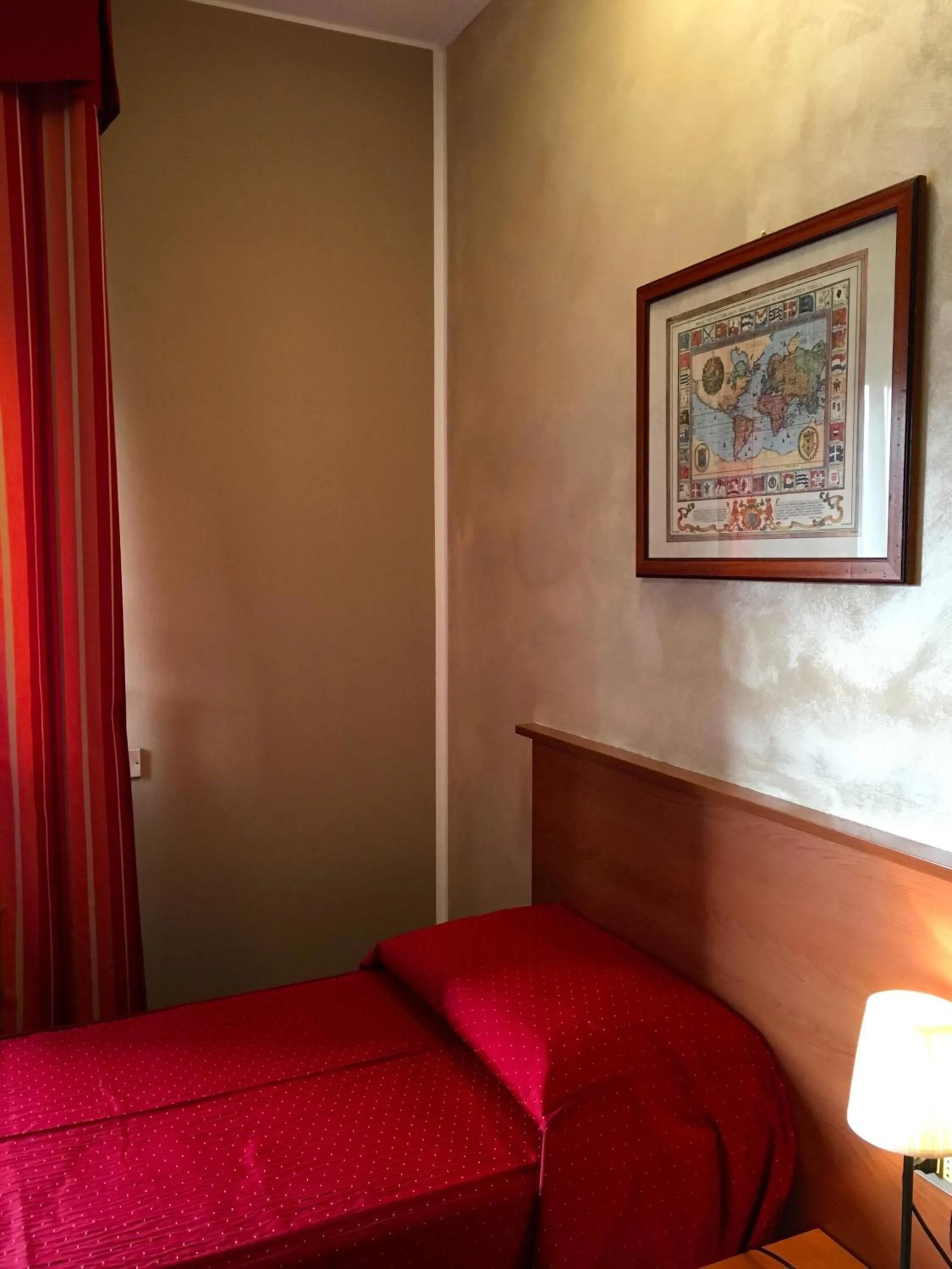 Shower, Bed in Hotel Forum