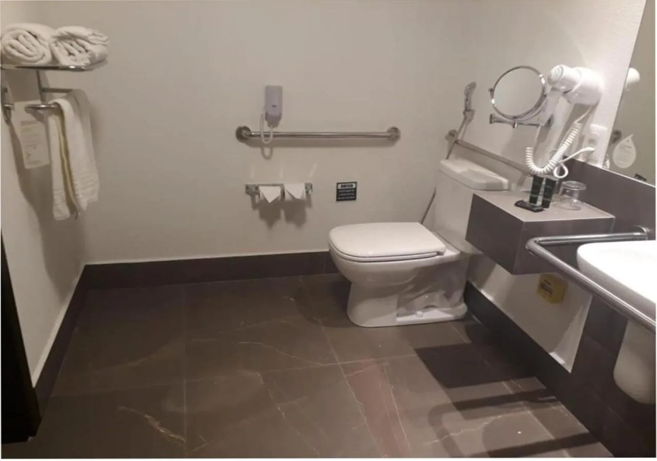 Bathroom in Wyndham Garden Ribeirão Preto Convention