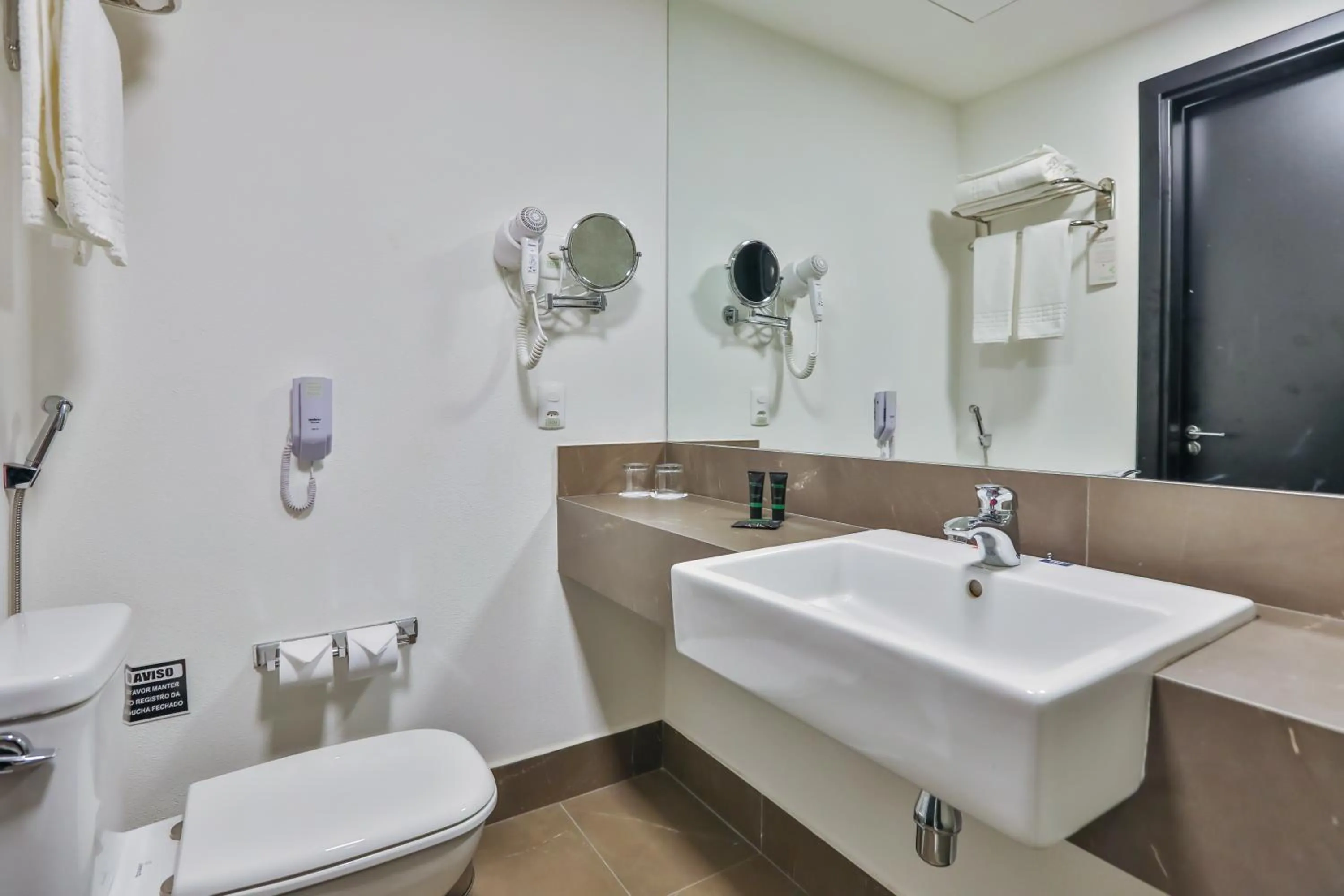 Bathroom in Wyndham Garden Ribeirão Preto Convention