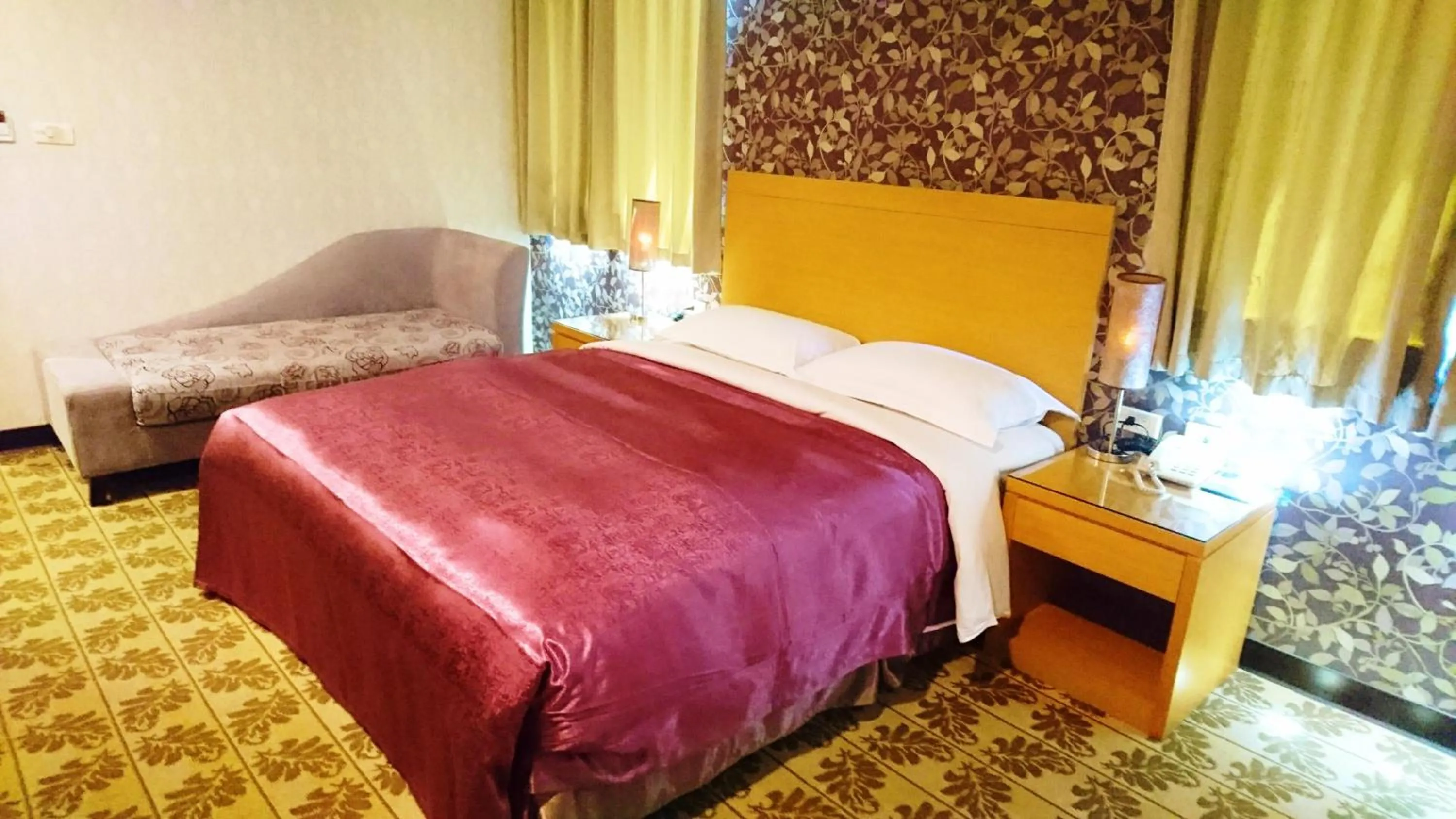 Bed in Metropolis Hotel