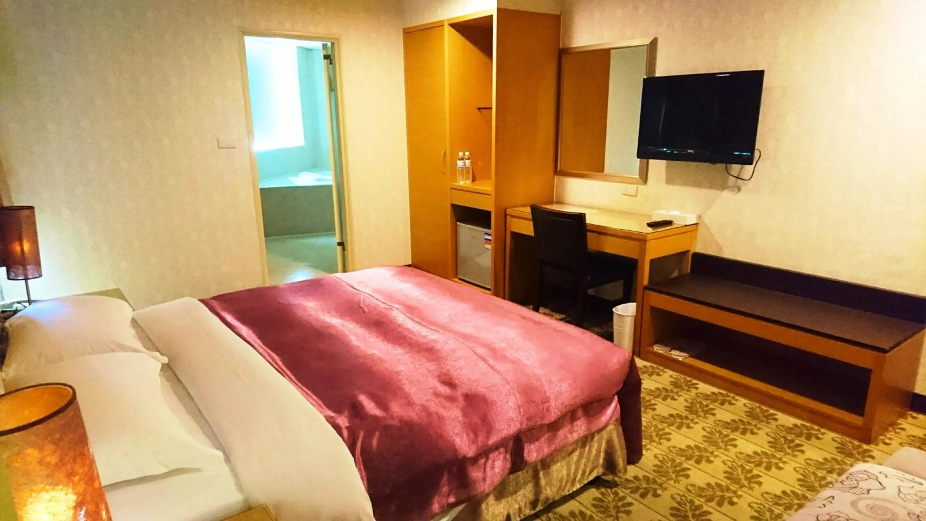 Bed in Metropolis Hotel