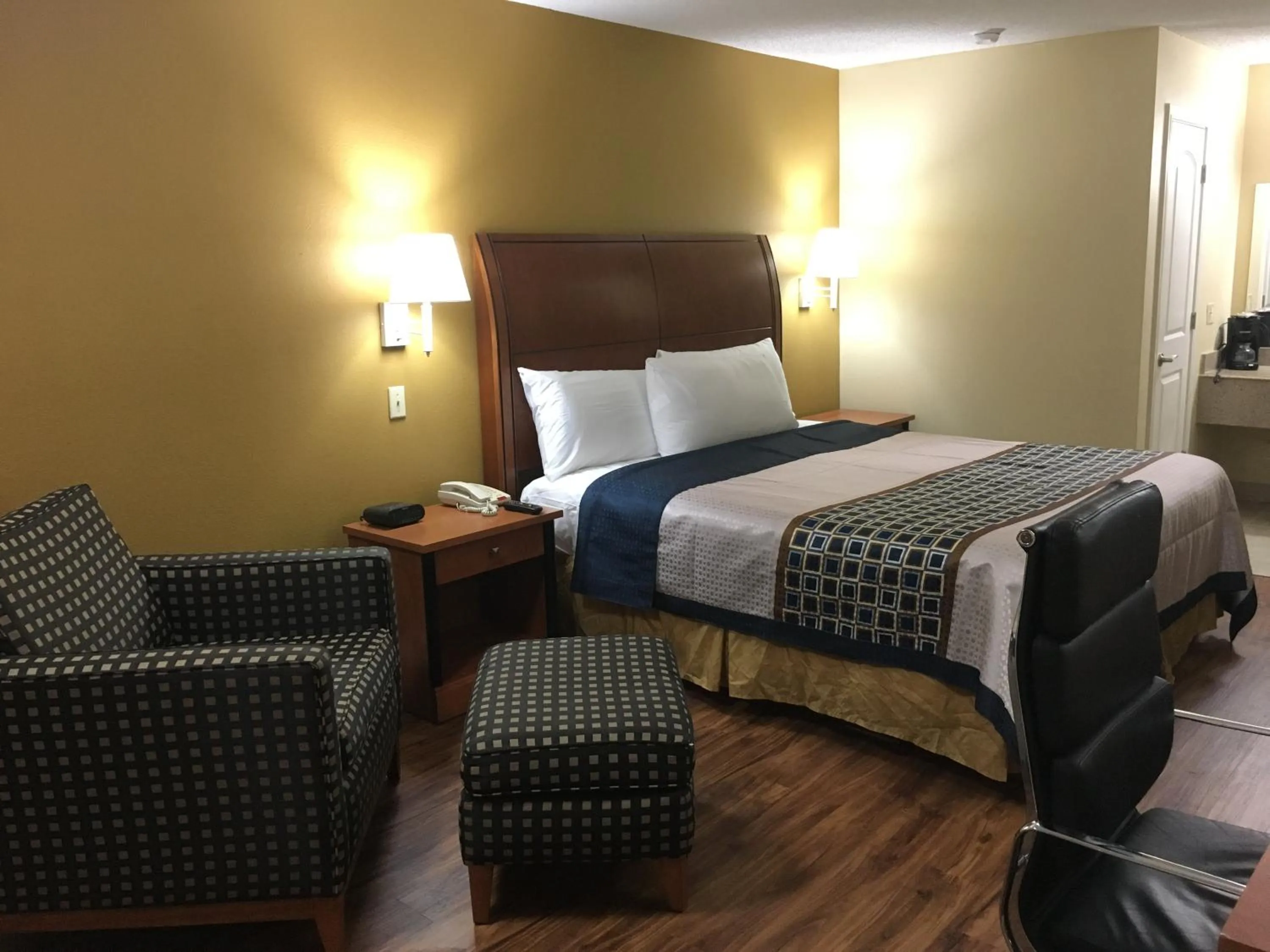Bed in Navasota Inn