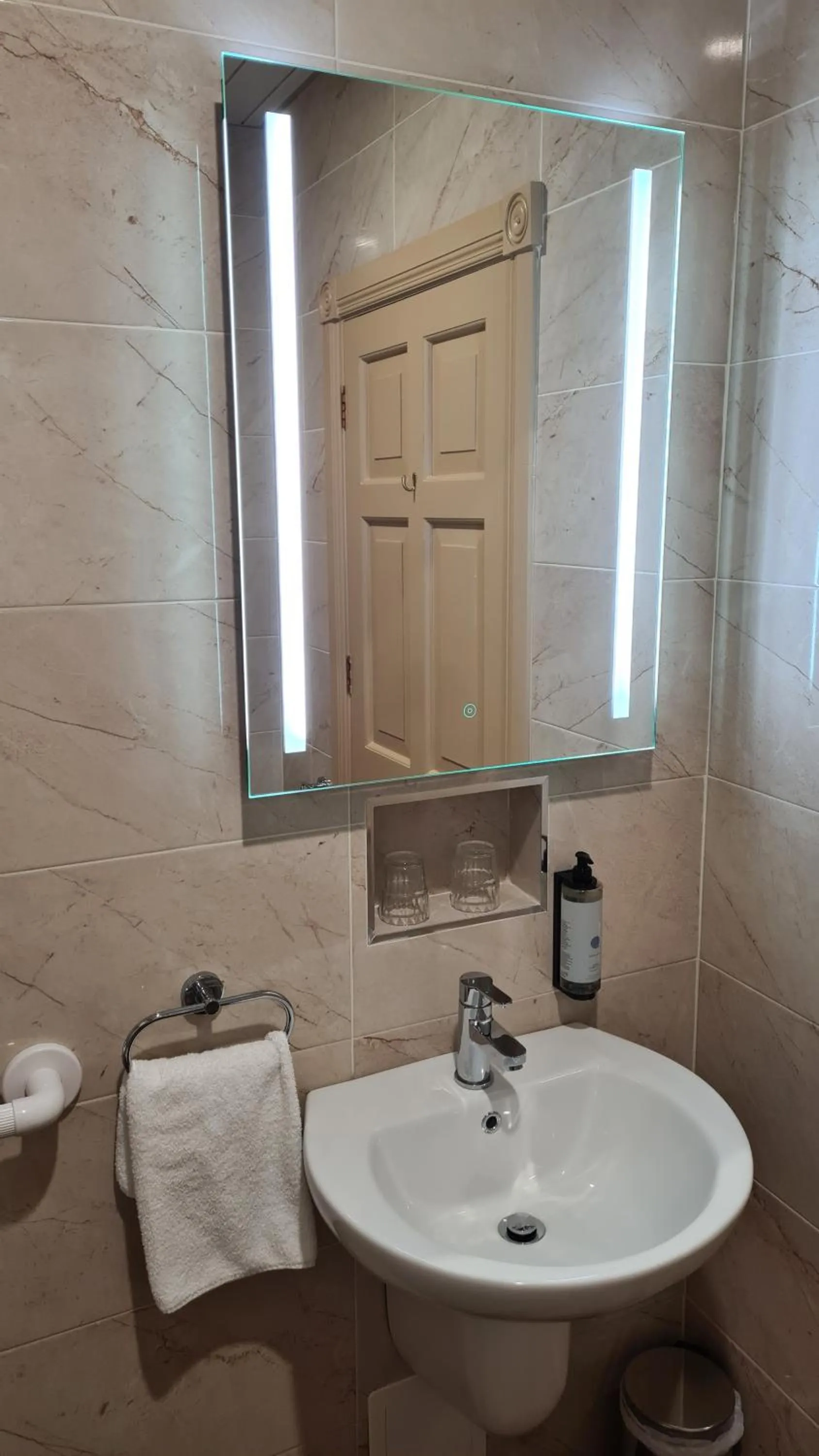 Bathroom in The Farnham Arms Hotel