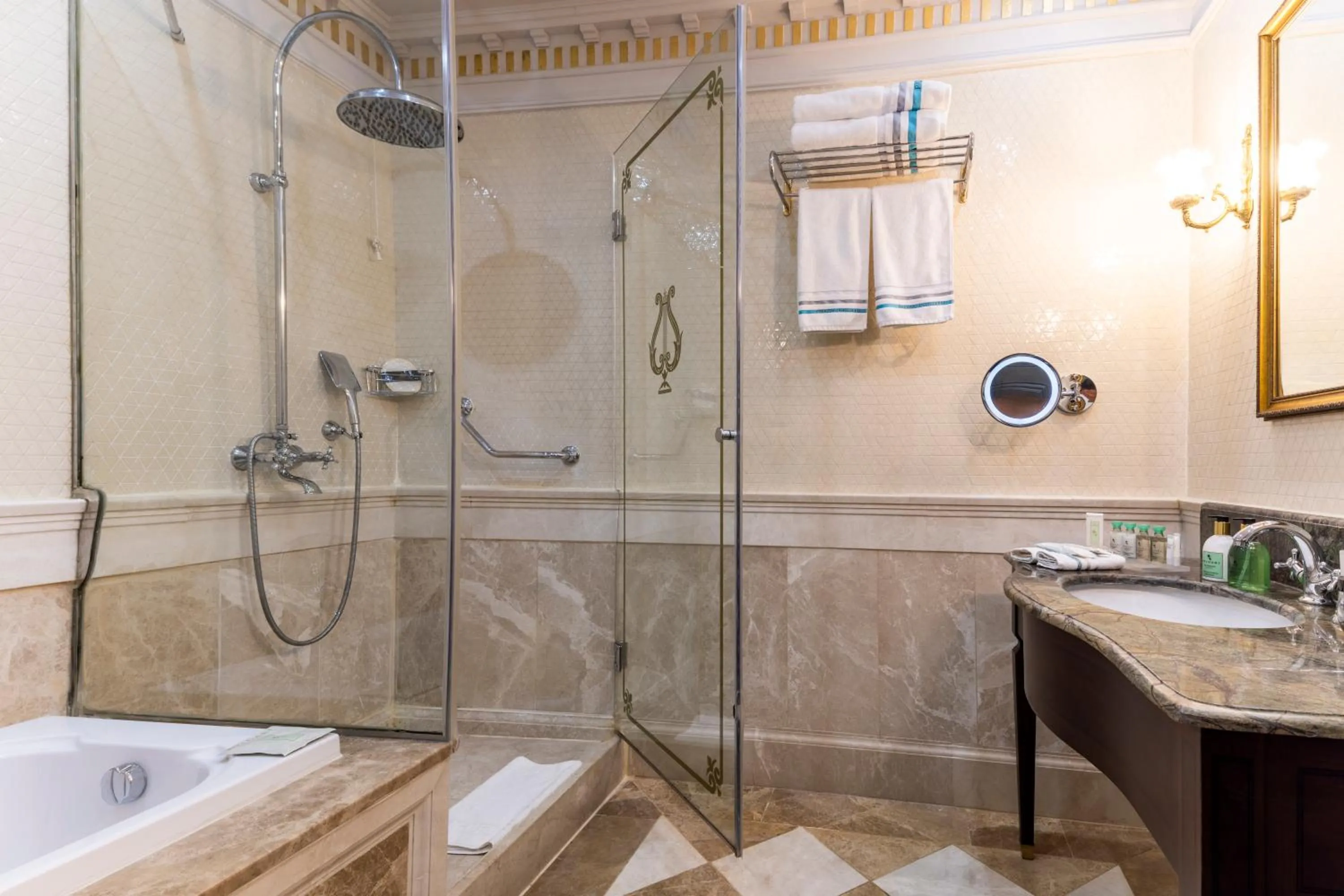 Shower in Palazzo Donizetti Hotel - Special Class