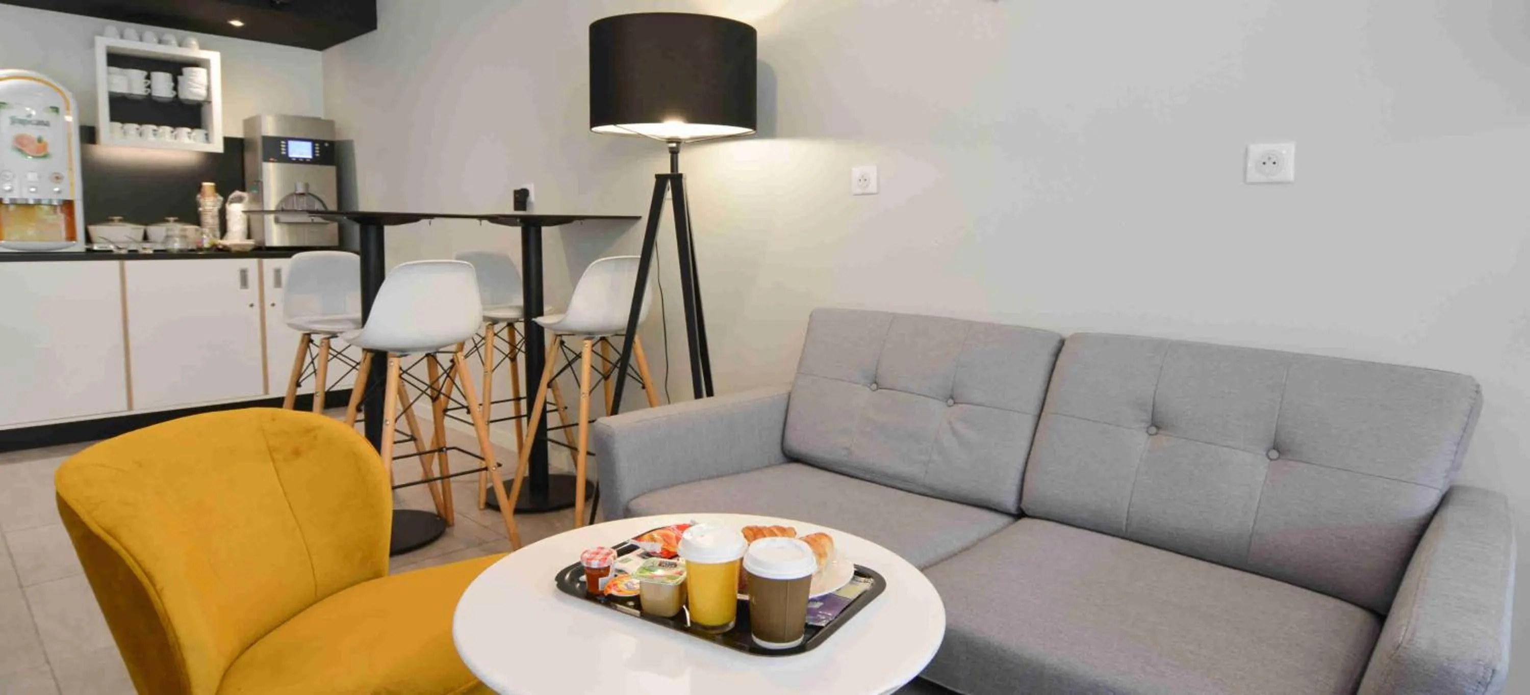 Lounge or bar in Kyriad Résidence Cabriès - Plan de Campagne