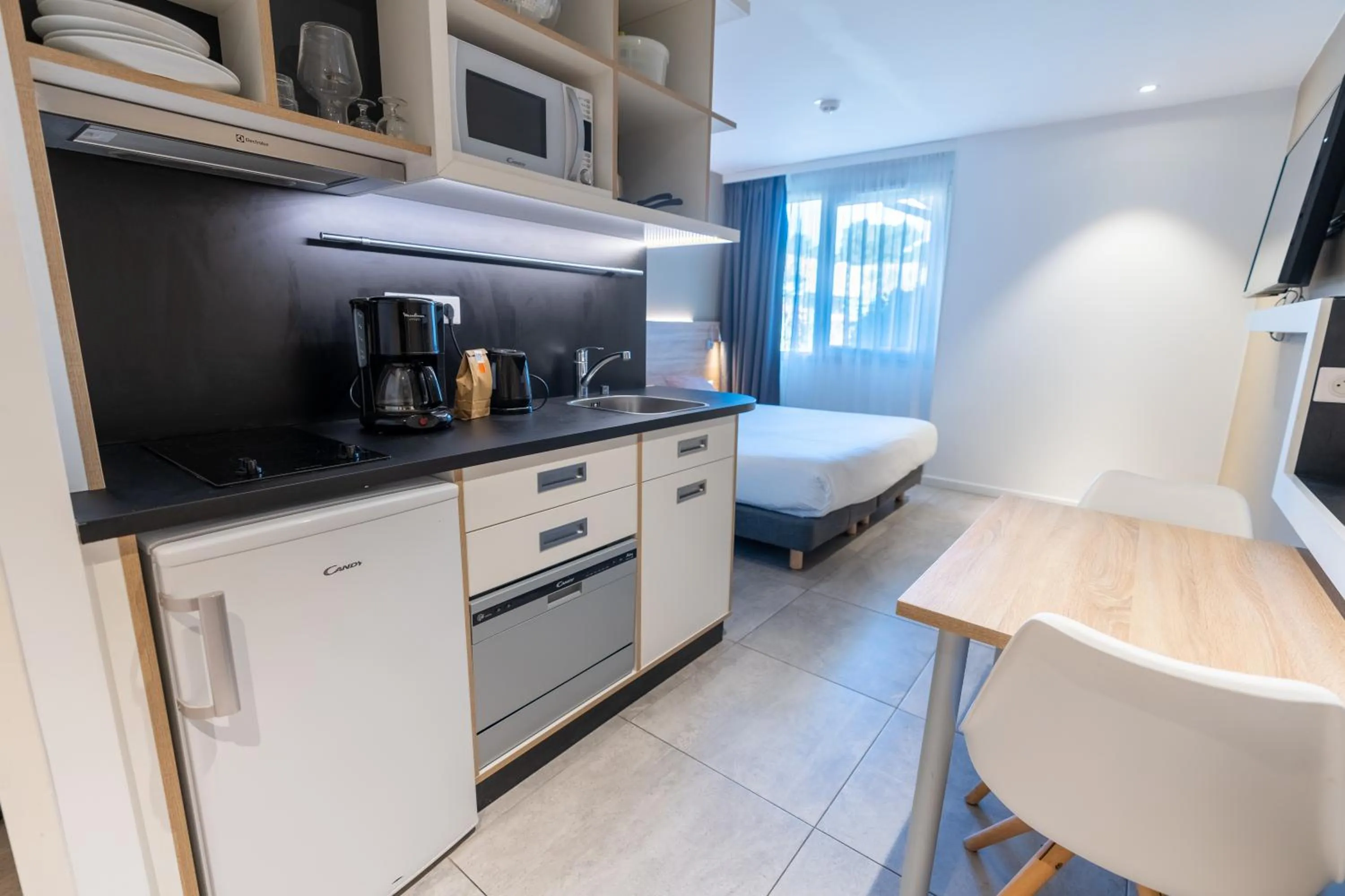 Property building, Bed in Kyriad Résidence Cabriès - Plan de Campagne