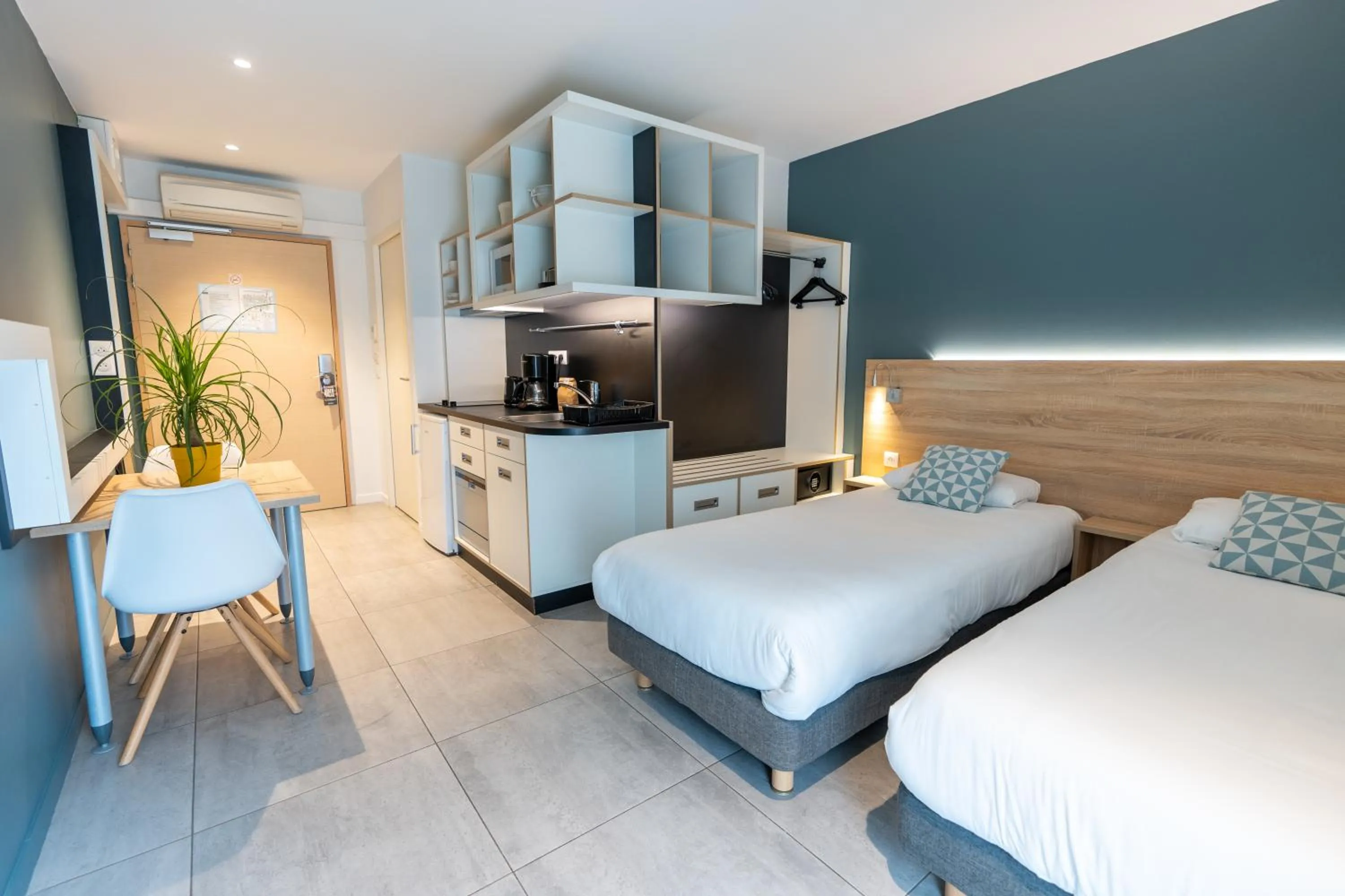 Property building, Bed in Kyriad Résidence Cabriès - Plan de Campagne