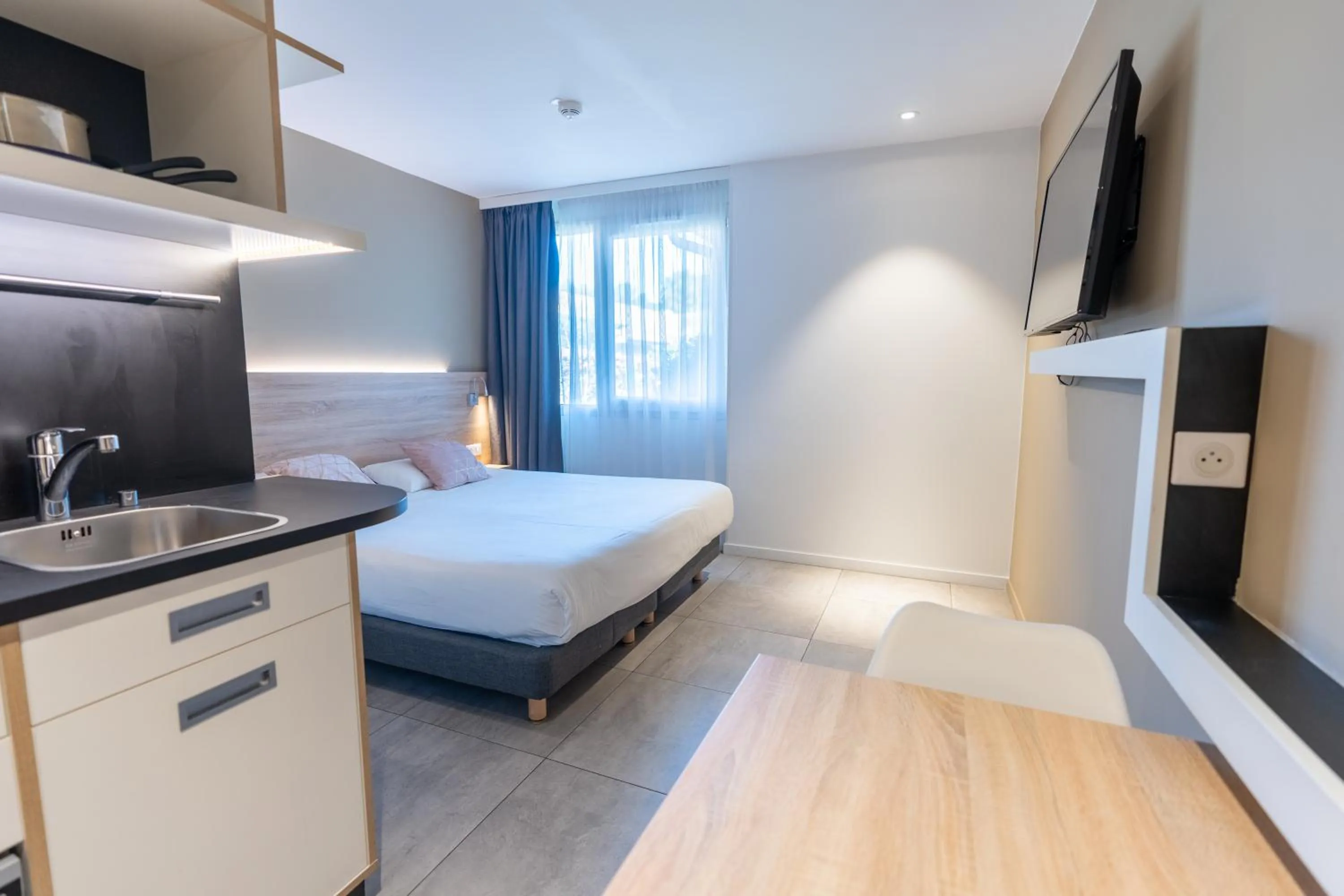 Property building, Bed in Kyriad Résidence Cabriès - Plan de Campagne