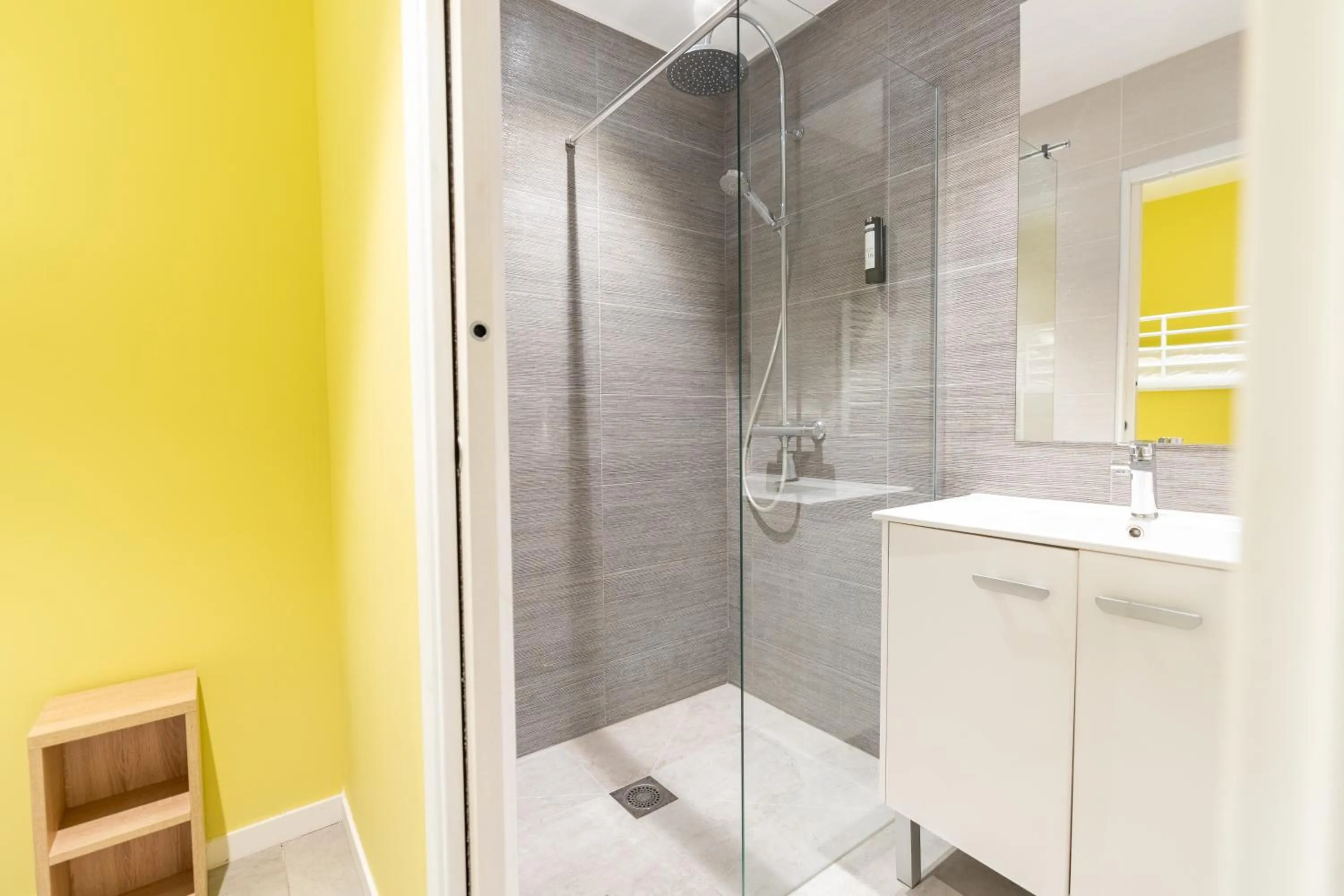 Bathroom in Kyriad Résidence Cabriès - Plan de Campagne