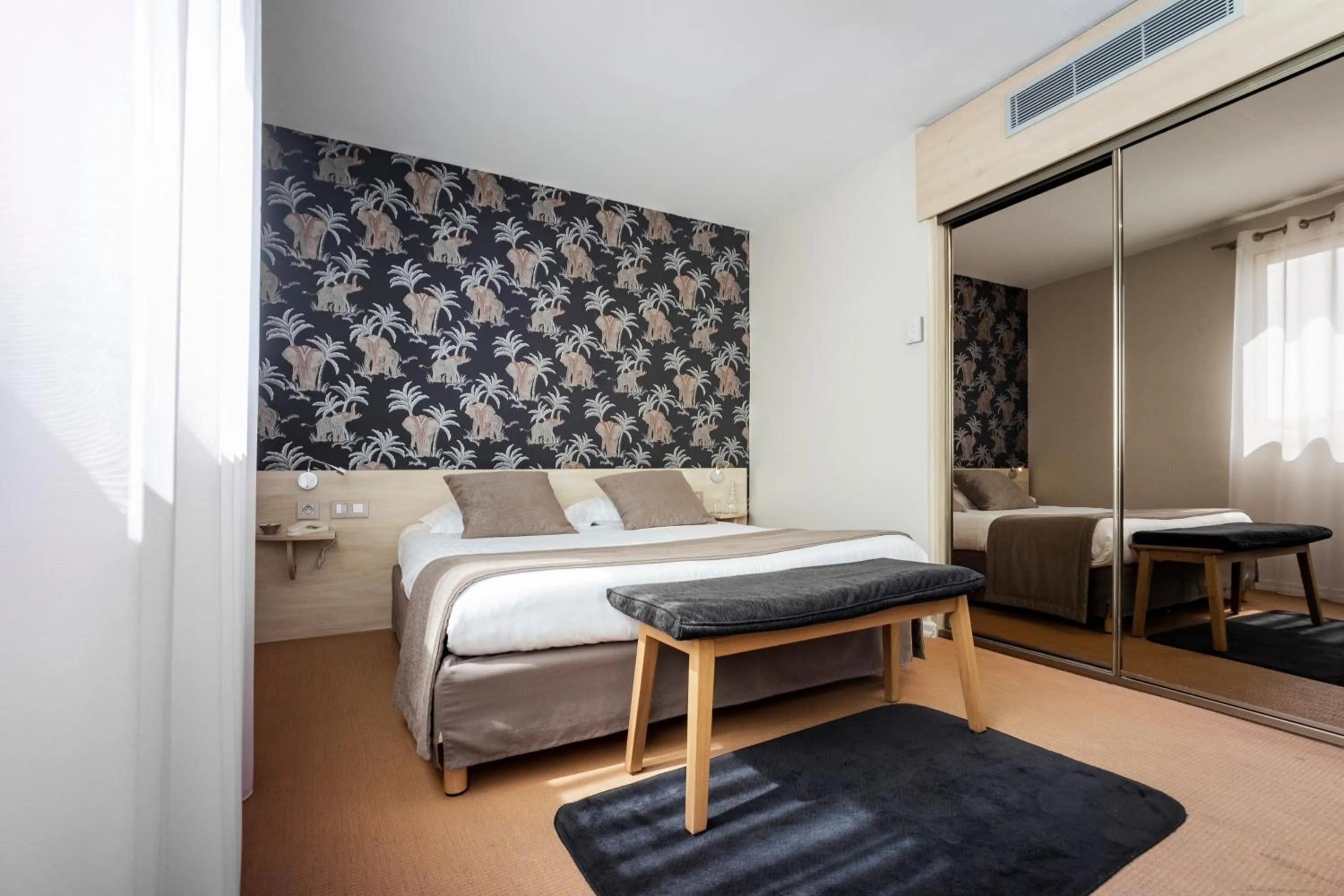 Photo of the whole room in Le Carré d'Alethius Logis Hôtel-Restaurant Gastronomique