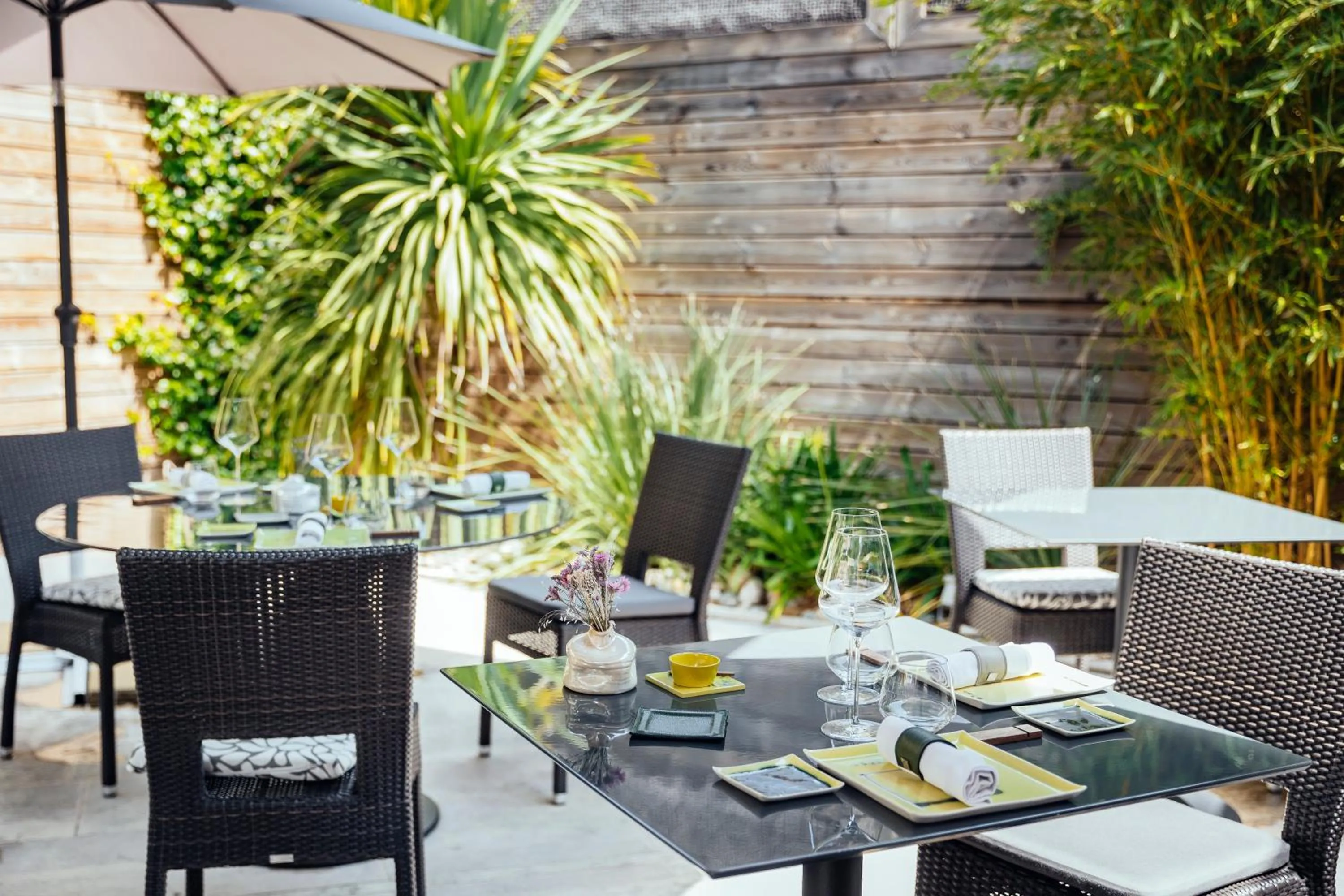 Patio in Le Carré d'Alethius Logis Hôtel-Restaurant Gastronomique