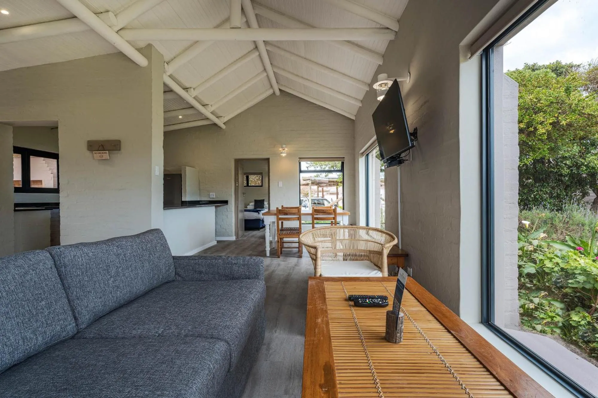 Communal lounge/ TV room in Blue Bay Lodge