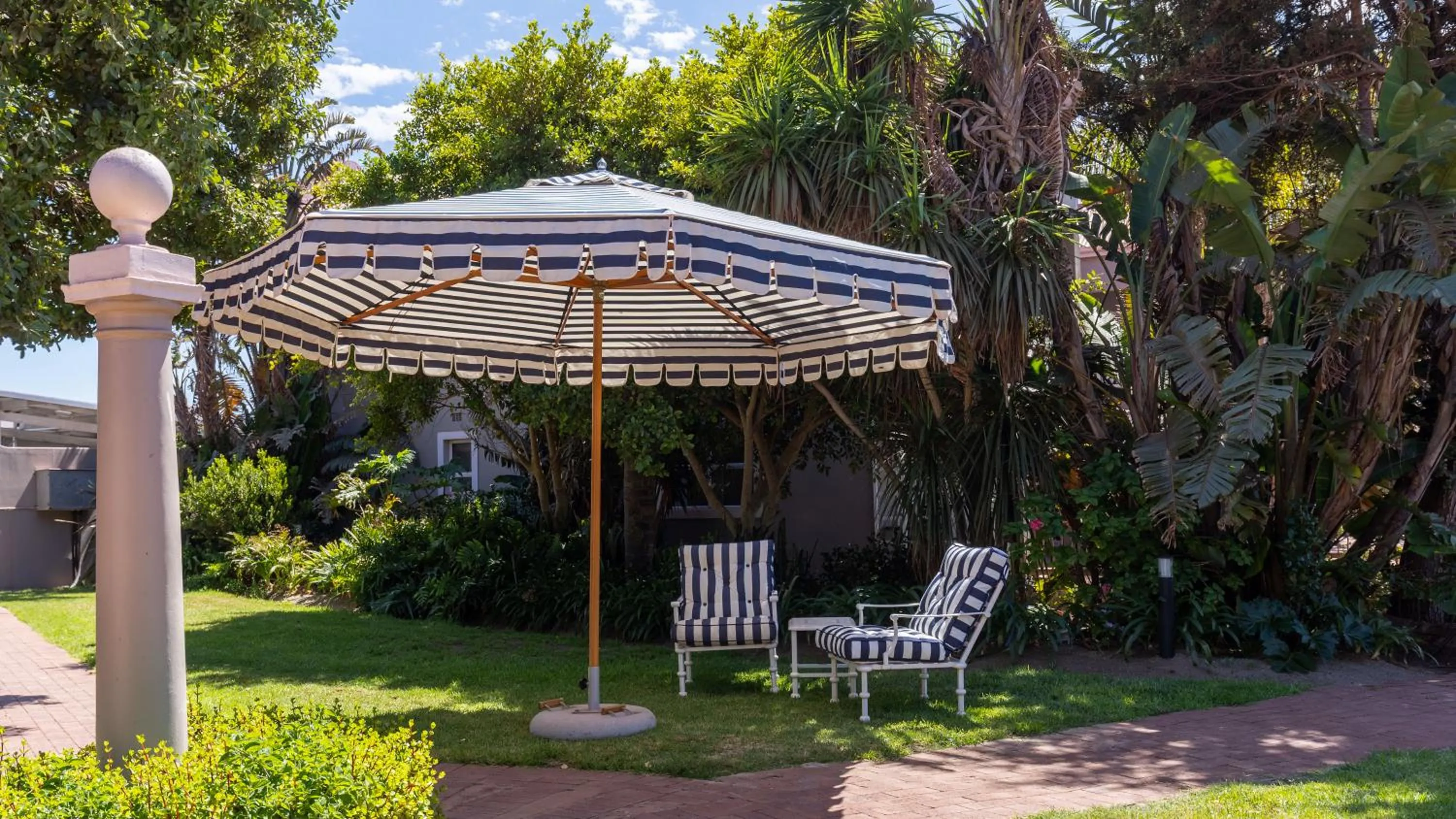 Restaurant/places to eat in Blue Bay Lodge