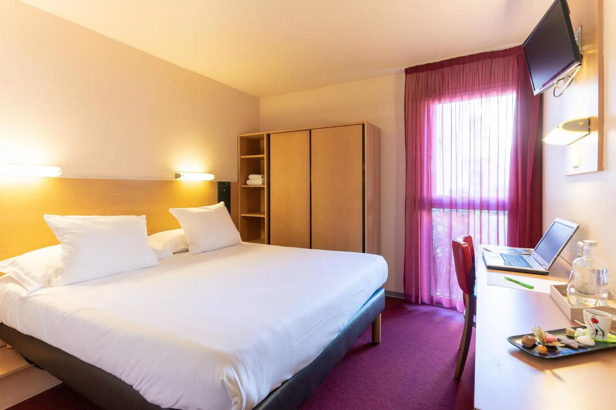 Communal lounge/ TV room, Bed in The Originals City, Hôtel Le Pavillon, Béziers Est