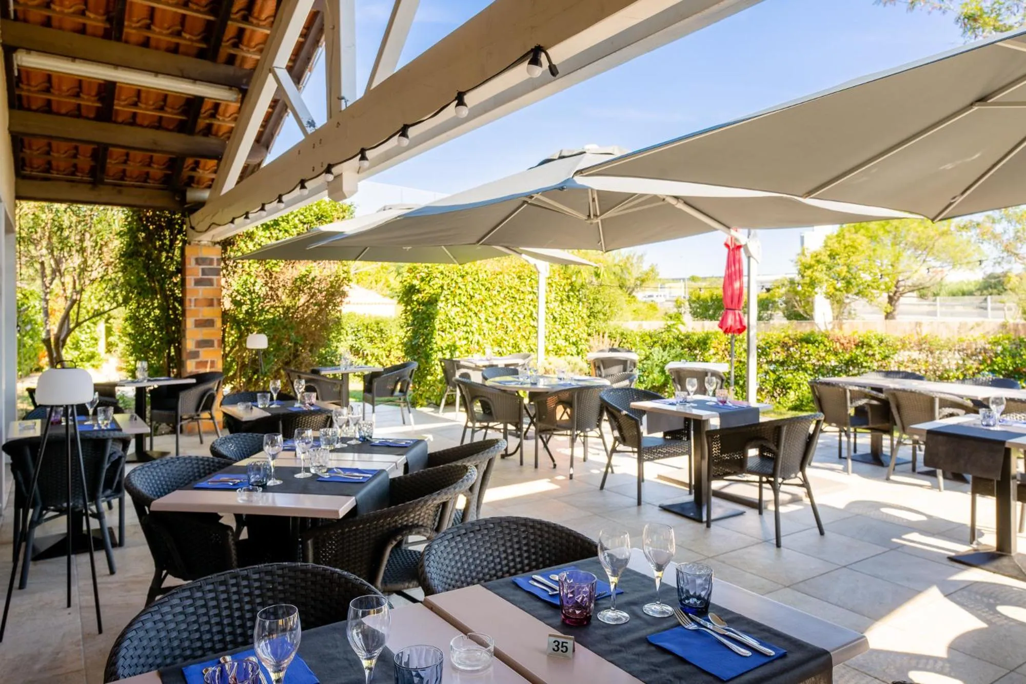 Patio in The Originals City, Hôtel Le Pavillon, Béziers Est