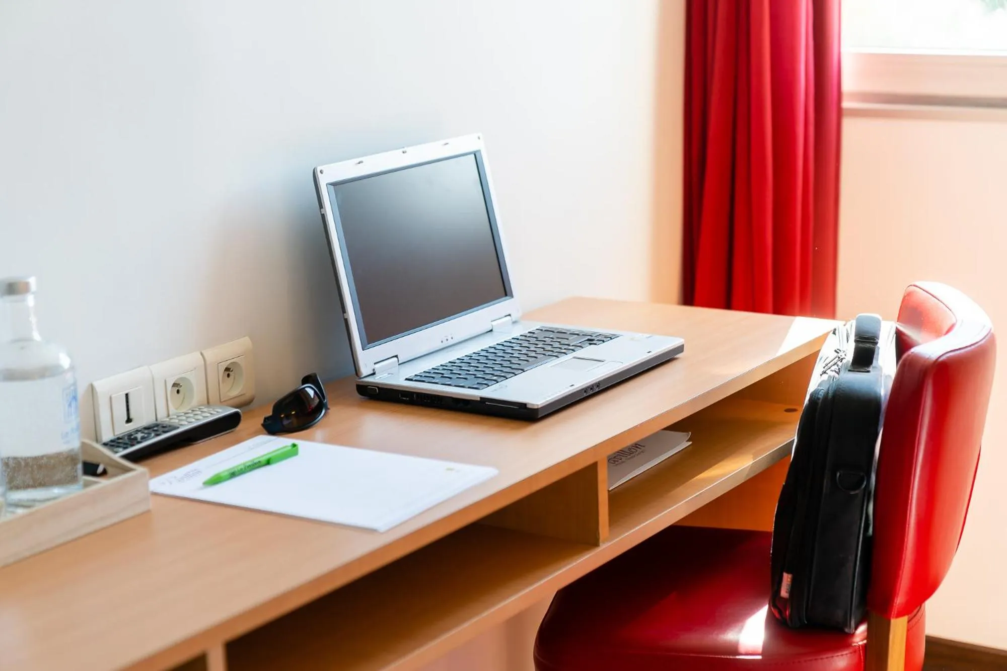 TV and multimedia in The Originals City, Hôtel Le Pavillon, Béziers Est