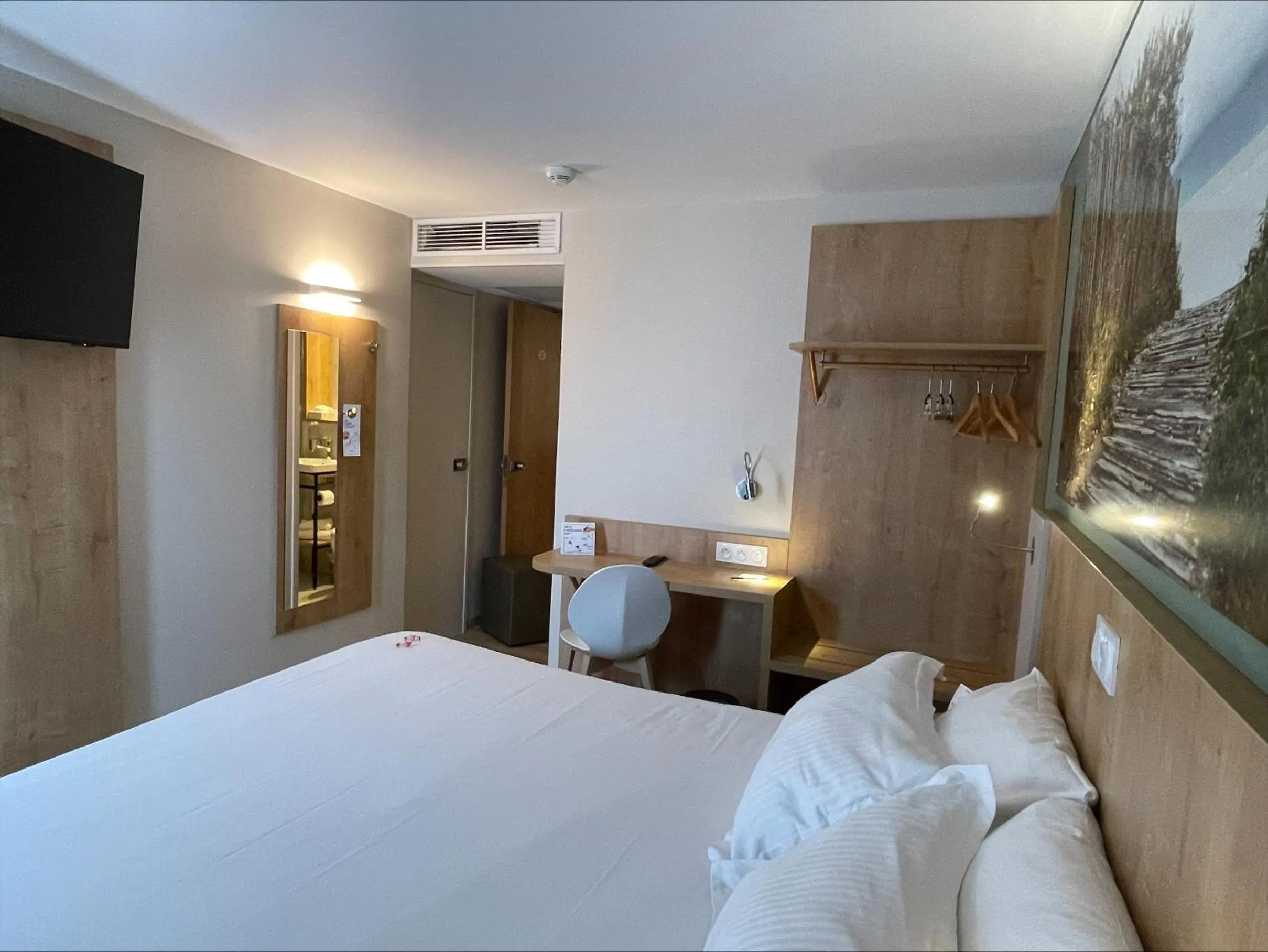 Photo of the whole room, Bed in The Originals City, Hôtel Le Pavillon, Béziers Est