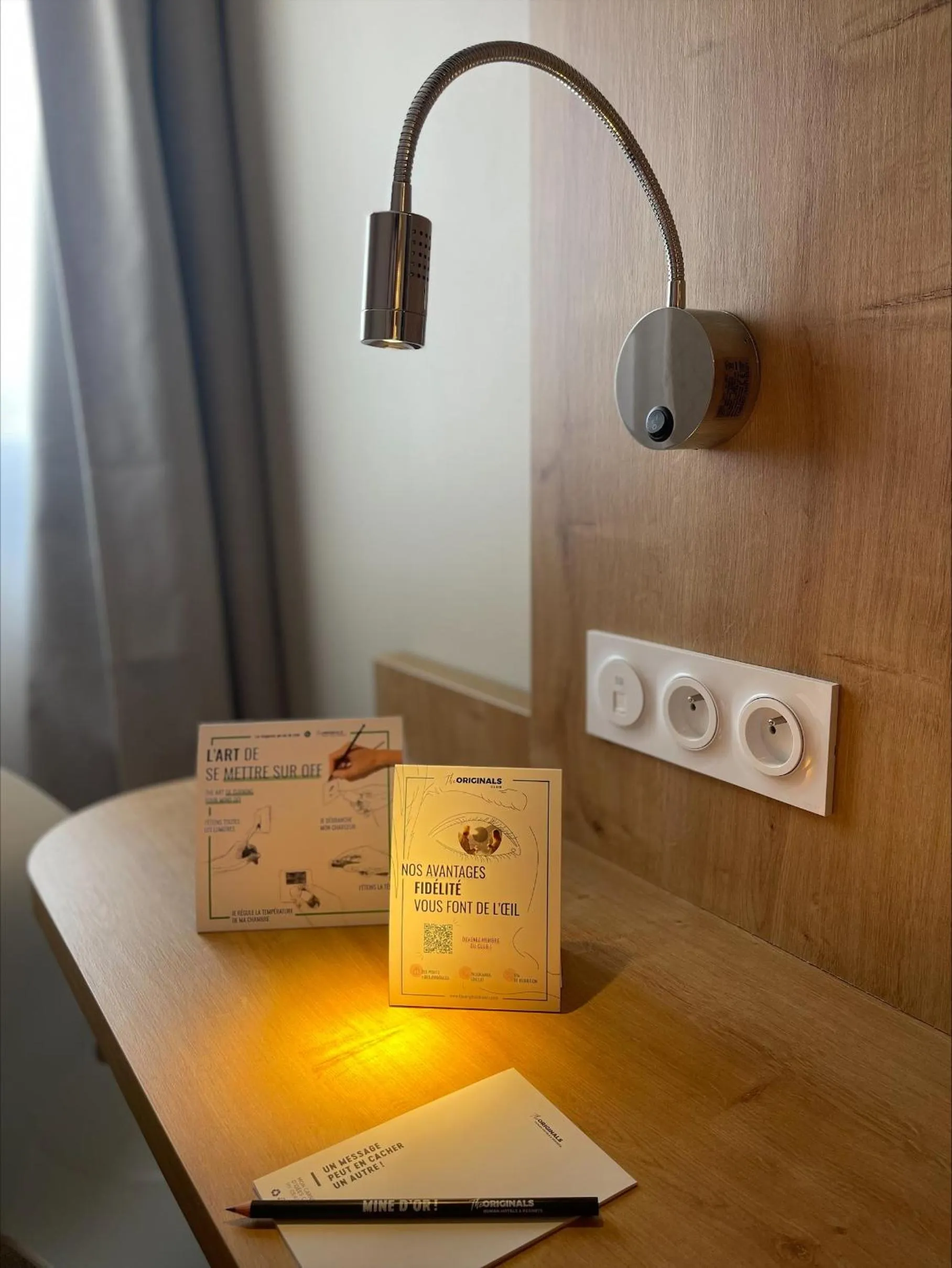 Bedroom in The Originals City, Hôtel Le Pavillon, Béziers Est