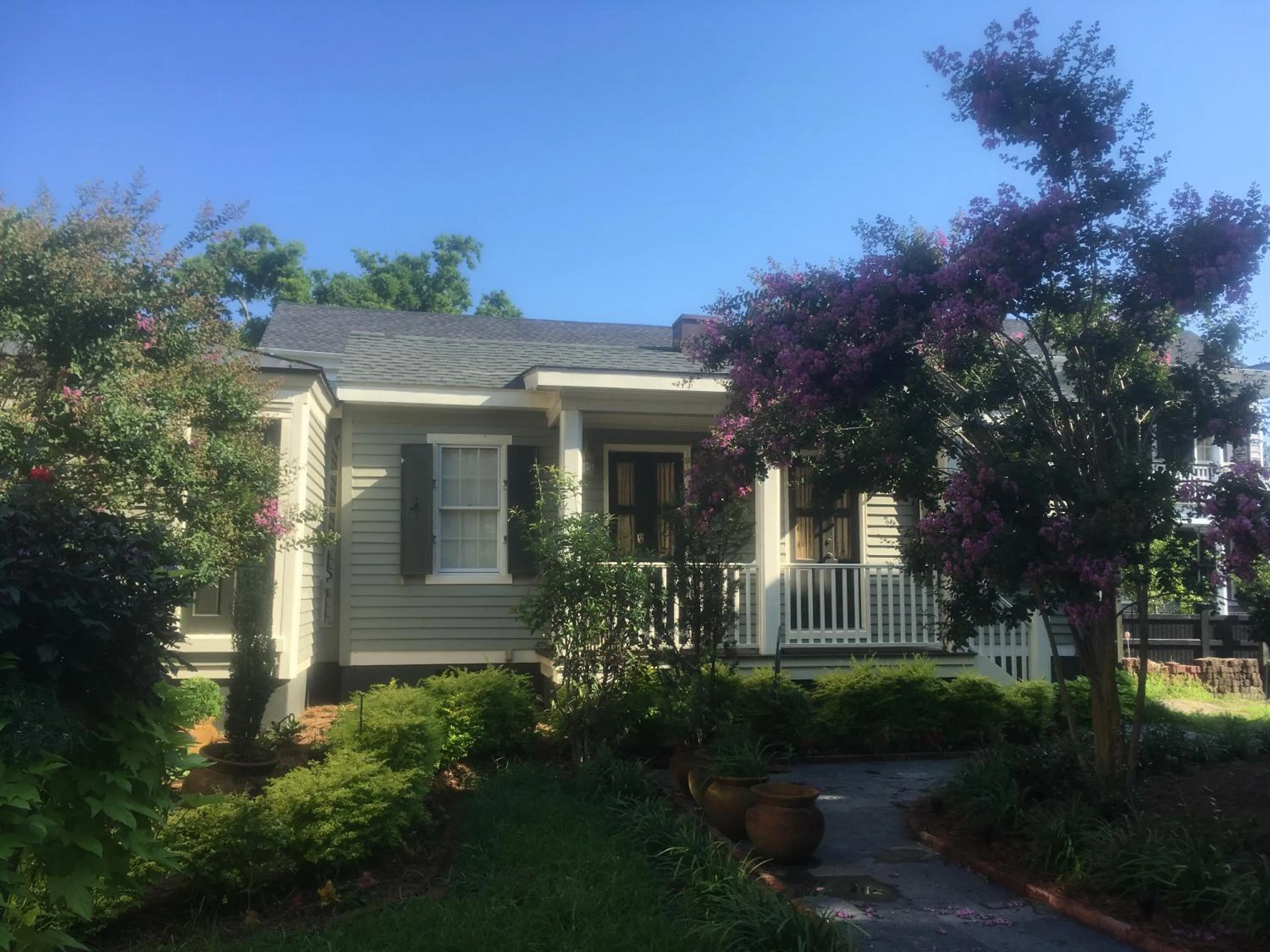 Property building in 22 Charlotte