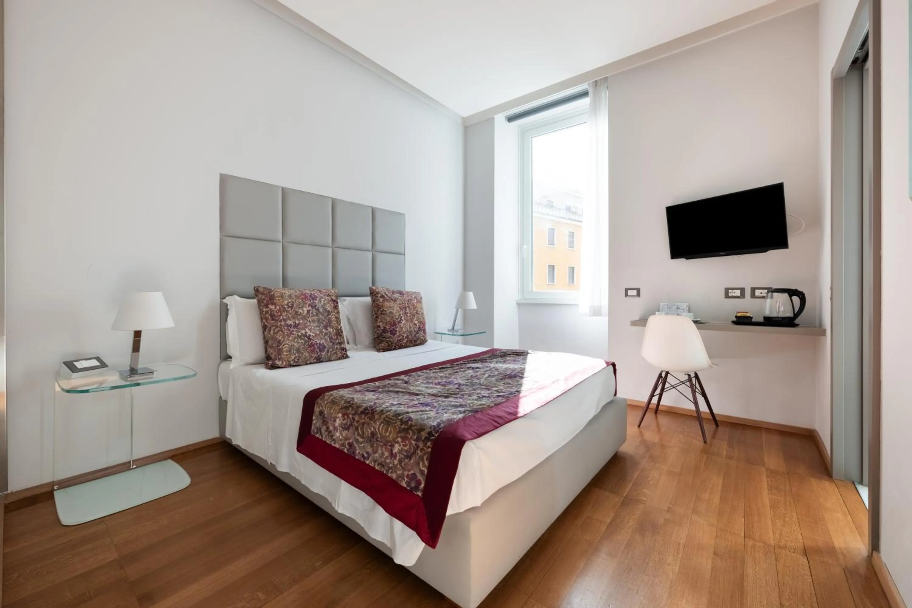 Photo of the whole room, Bed in Mascherino Suites