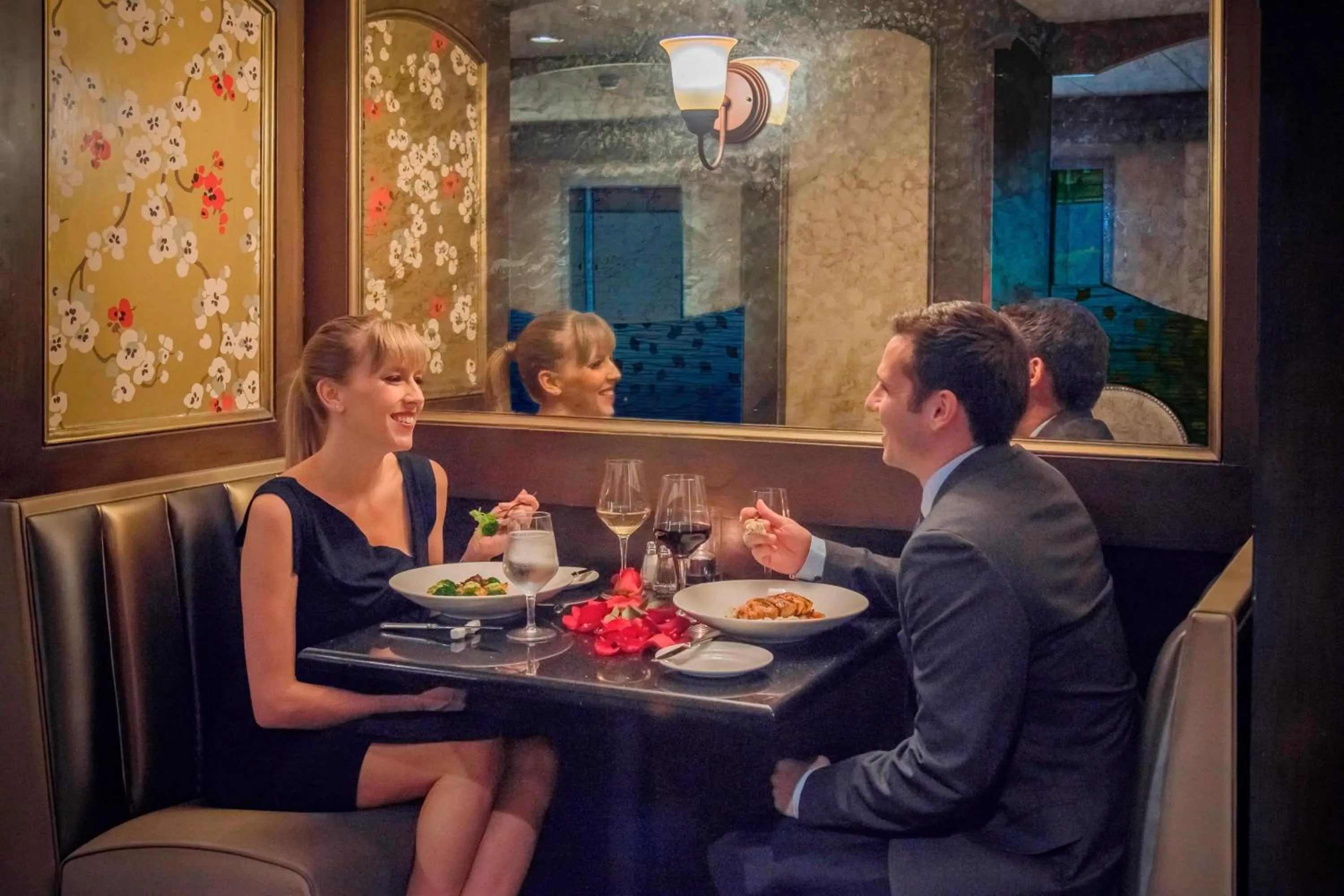 Restaurant/places to eat in The Raphael Hotel, Autograph Collection