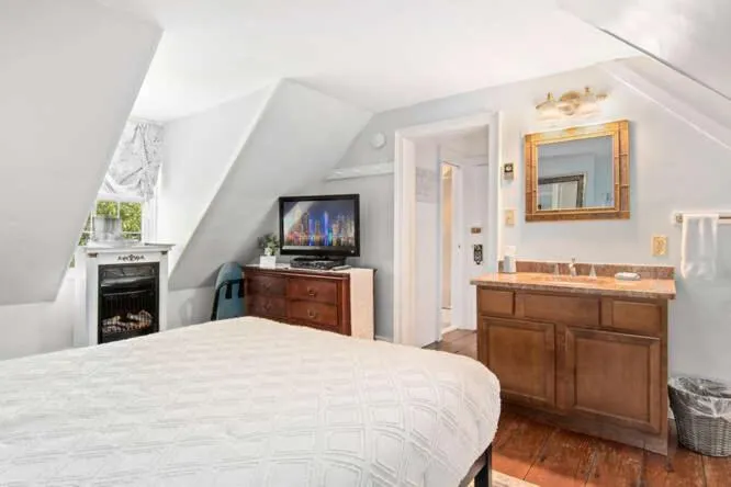 Bedroom, Bed in Old Brick Inn