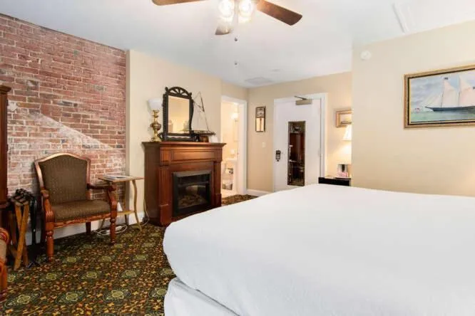 Bedroom, Bed in Old Brick Inn