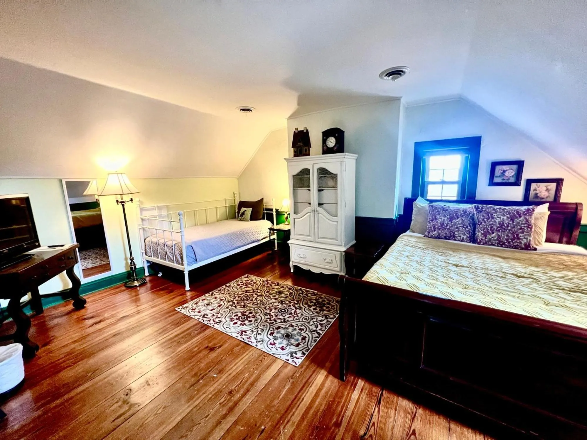 Photo of the whole room, Bed in Old Brick Inn