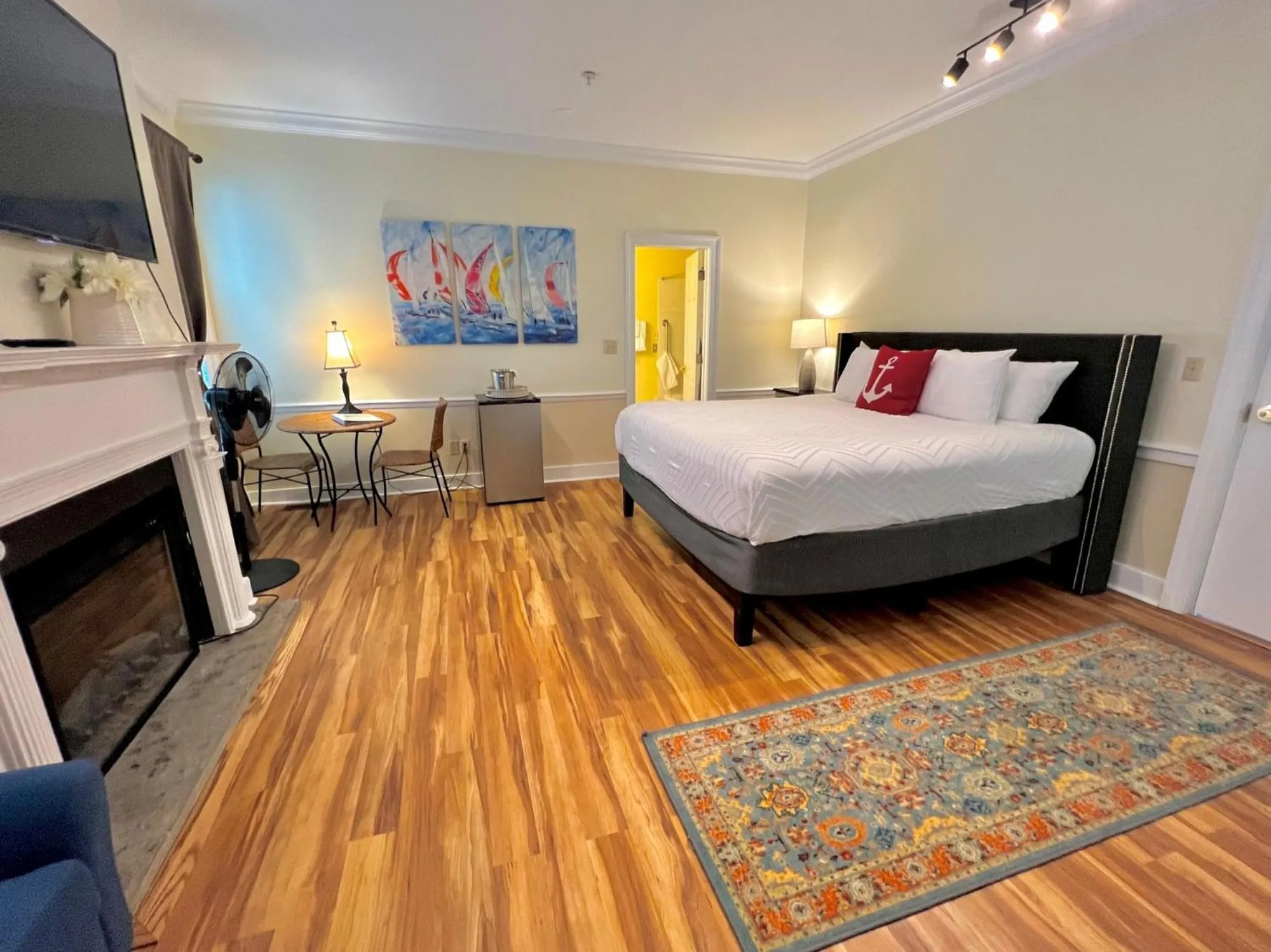 Photo of the whole room, Bed in Old Brick Inn