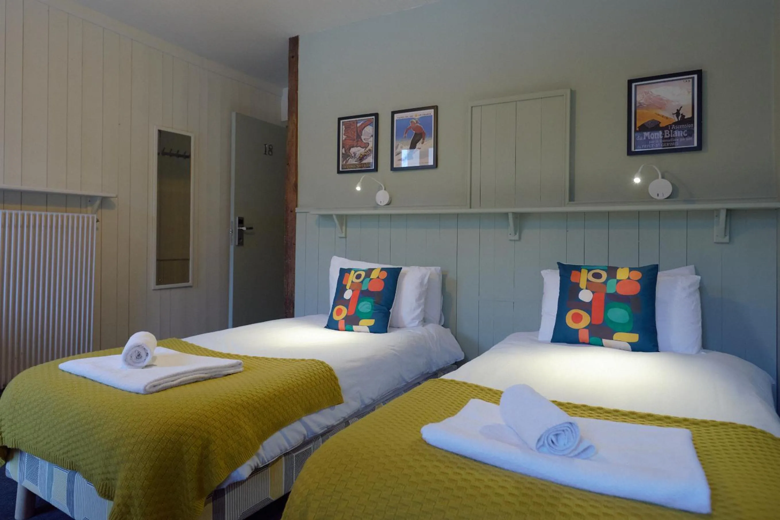 Photo of the whole room, Bed in Vert Lodge Chamonix